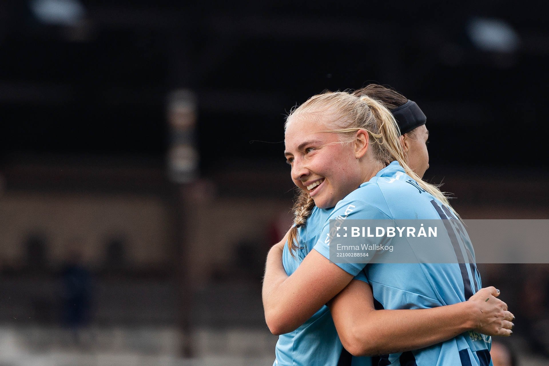 Djurgårdens Lova Lundin och Stinalisa Johansson jublar
