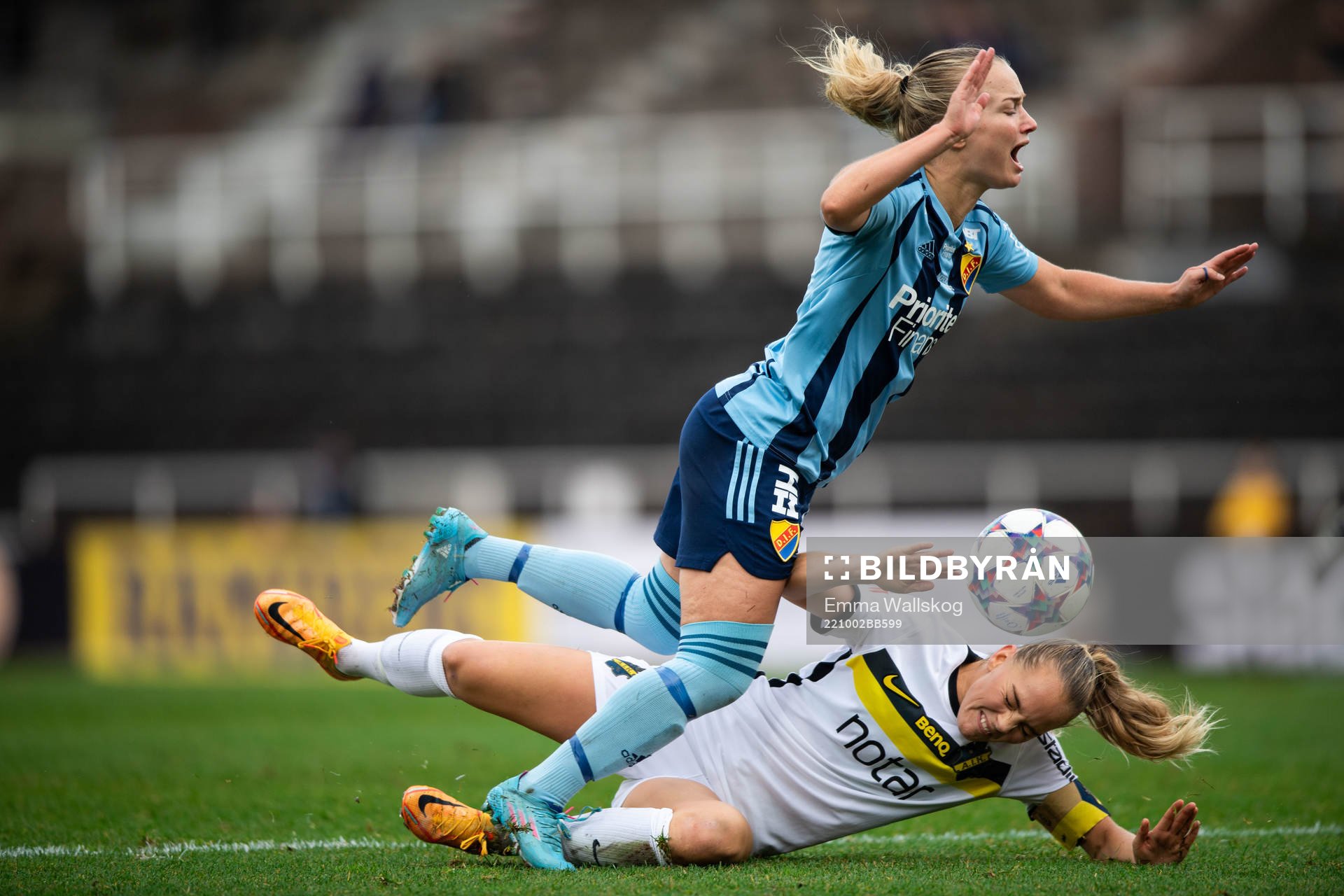 Djurgårdens Tove Almqvist och AIKs Agnes Nyberg
