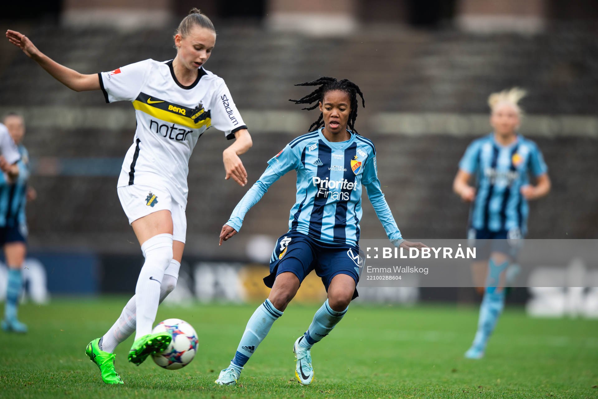 AIKs Hedda Johansson och Djurgårdens Linda Maserame Motlhalo under fotbollsmatchen i Damallsvenskan mellan Djurgården och AIK den 2 oktober 2022 i Stockholm. 