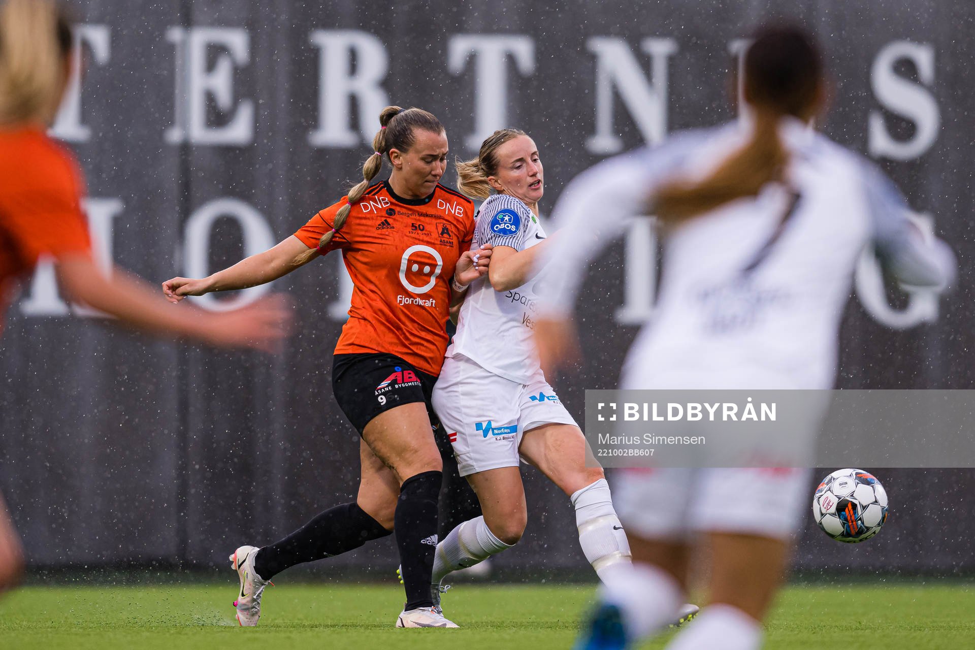 Katarina Dybvik Sunde of Åsane and Helene Lokøy Gloppen of Arna-Bjørnar during the Toppserien football match between Åsane and Arna-Bjørnar on October 2, 2022 in Bergen.