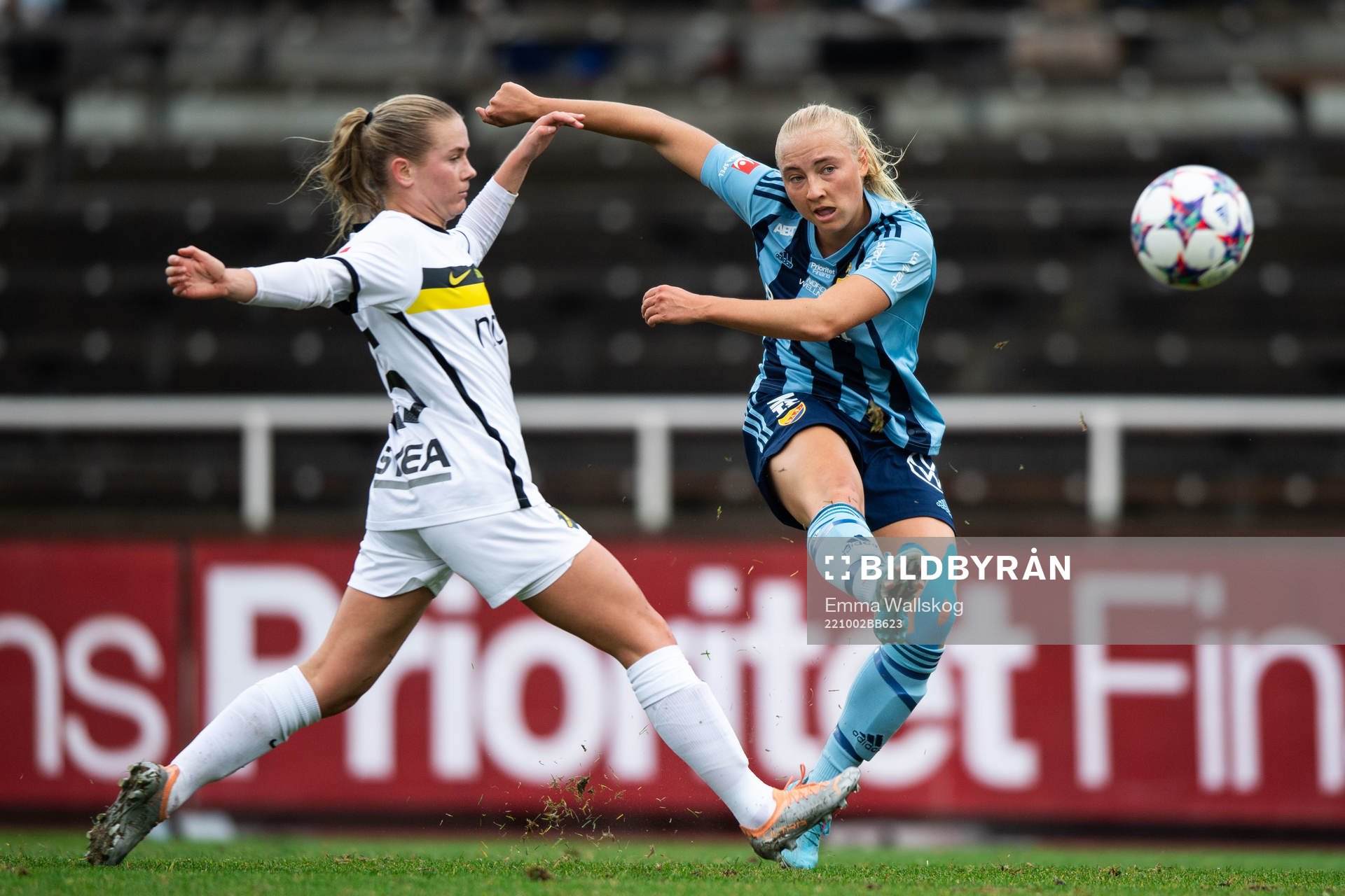 AIKs Olivia Lindstedt och Djurgårdens Stinalisa Johansson