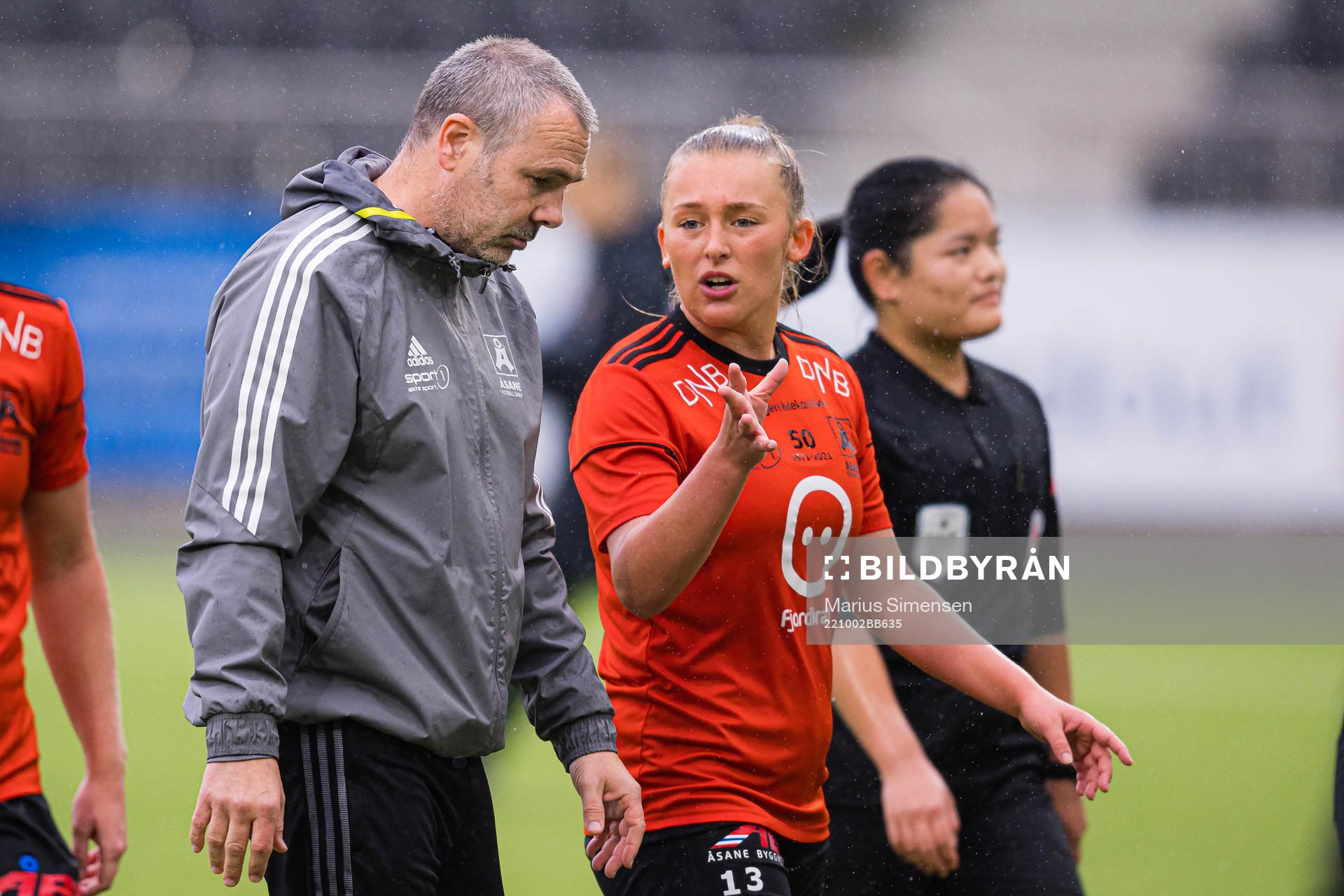 Eirik Fjeldstad, head coach of Åsane, and Madeleine Veivåg of Åsane during the Toppserien football match between Åsane and Arna-Bjørnar on October 2, 2022 in Bergen.