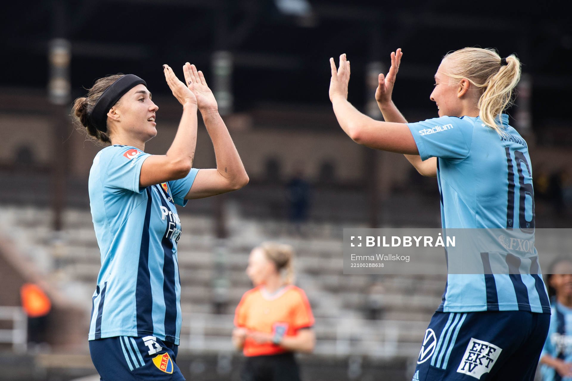 Djurgårdens Lova Lundin och Stinalisa Johansson jublar