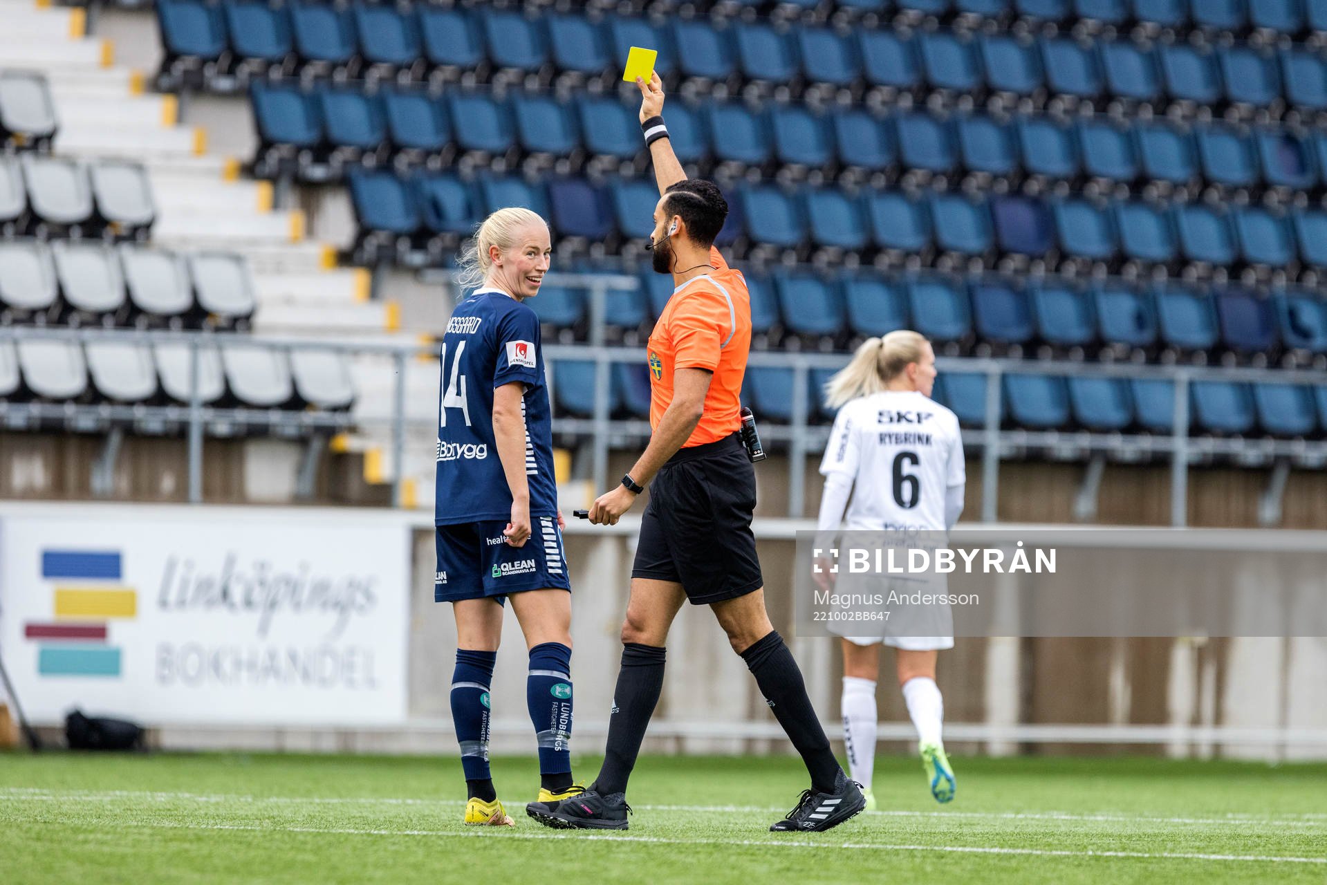 Linköpings Amalie Vangsgaard tilldelas ett gult kort