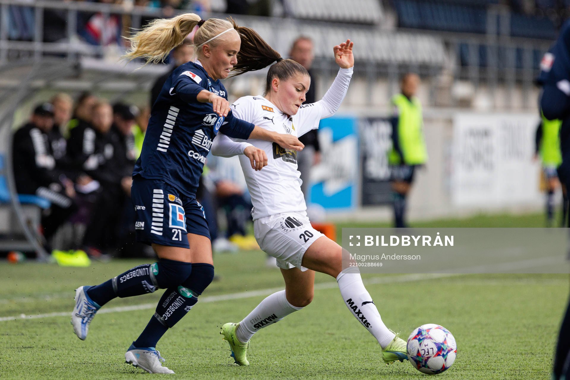 Linköpings Alva Selerud och Häckens Hanna Wijk under fotbollsmatchen i Damallsvenskan mellan Linköping och Häcken den 2 oktober 2022 i Linköping.