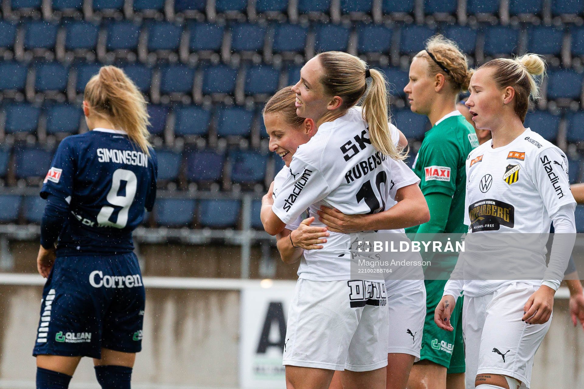 Häckens Elin Rubensson och Anna Anvegård jublar
