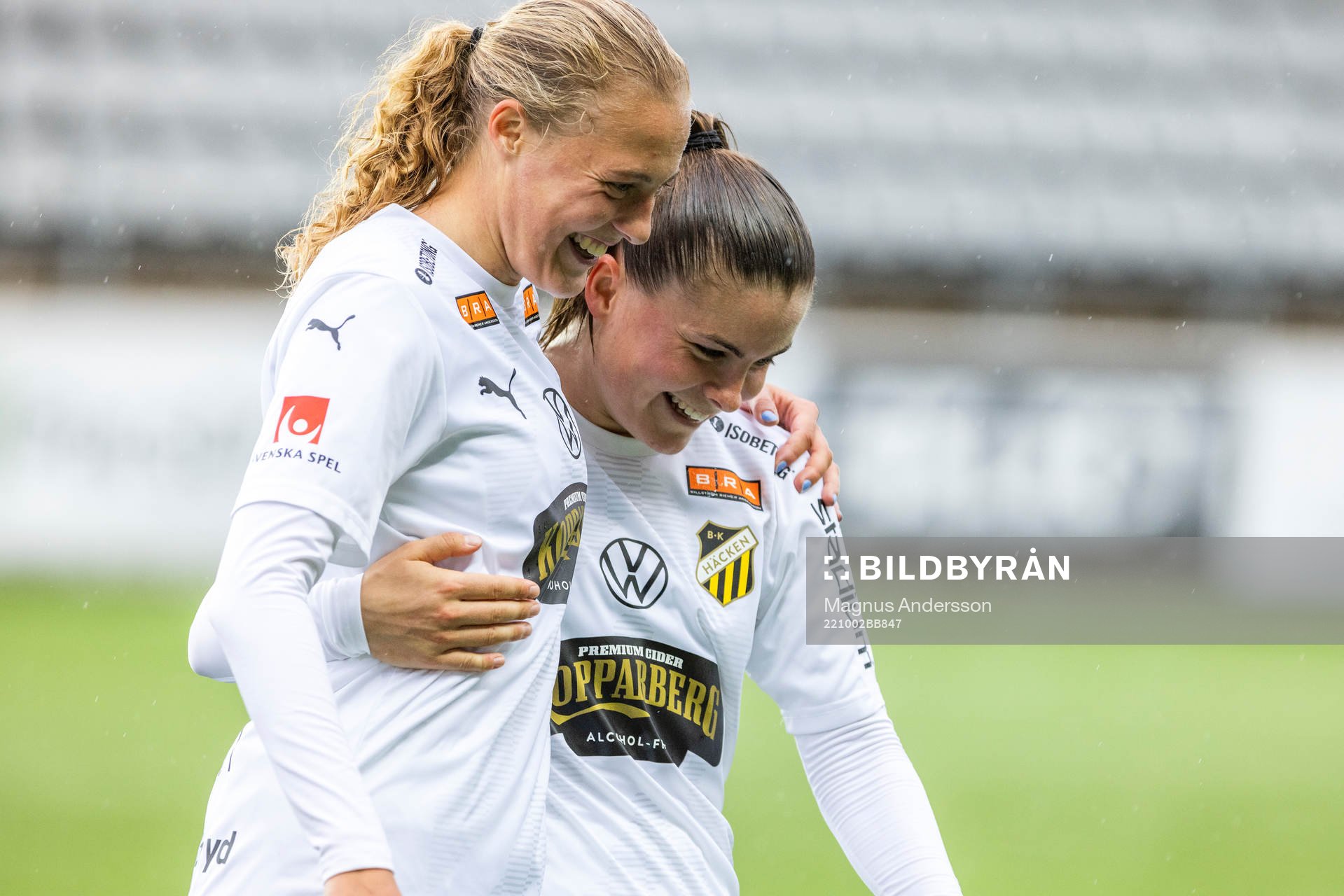 Häckens Elma Junttila Nelhage och Hanna Wijk jublar