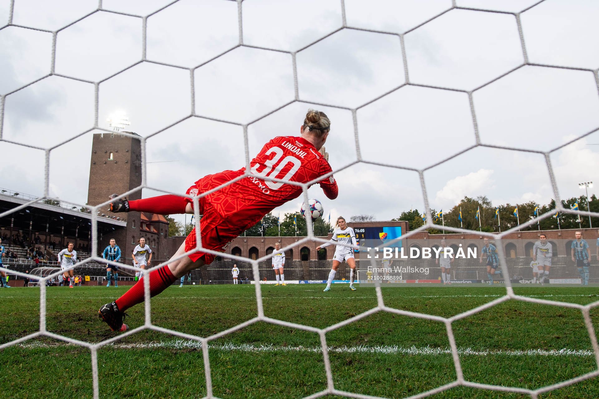 Djurgårdens målvakt Hedvig Lindahl räddar straff av AIKs