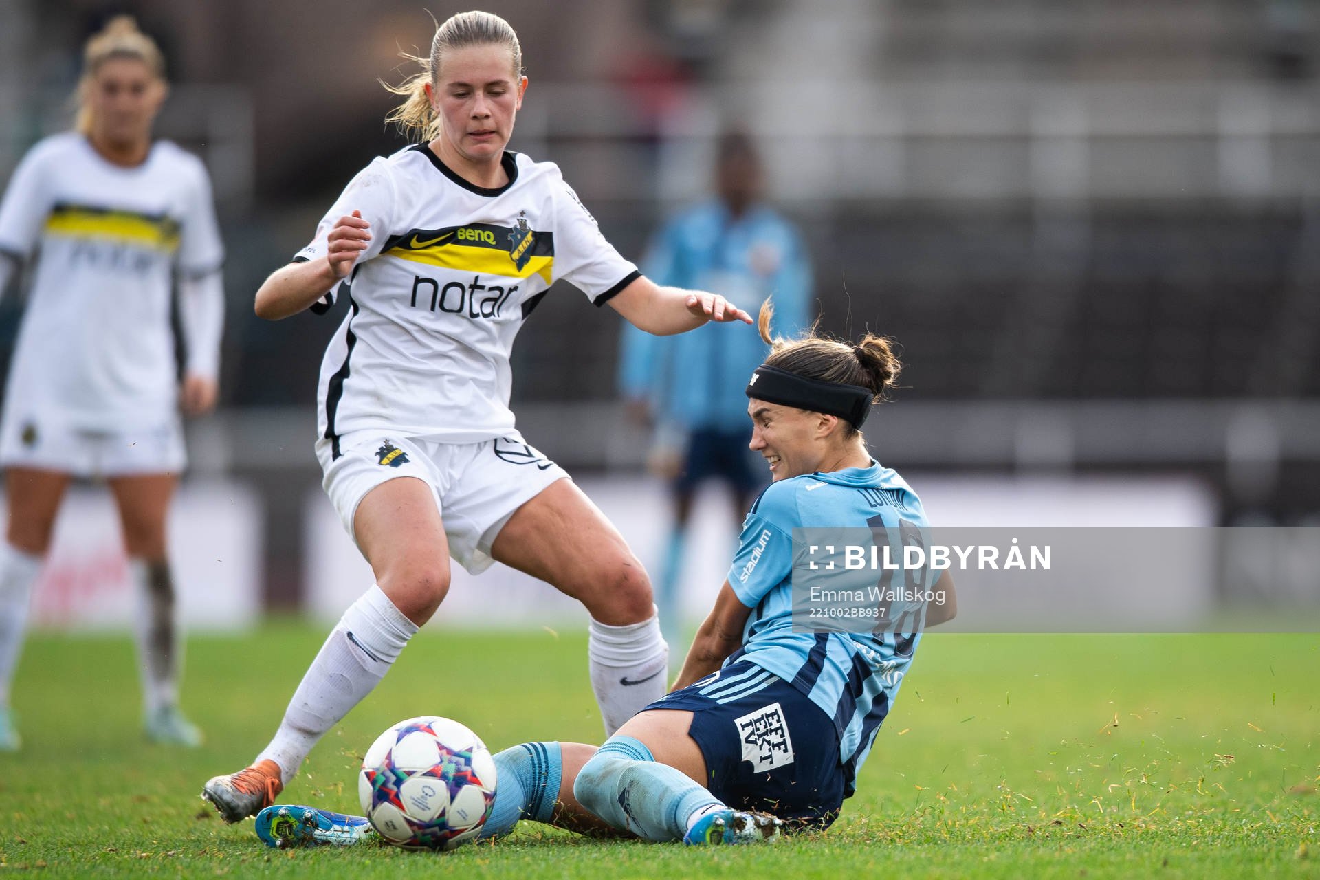 AIKs Olivia Lindstedt och Djurgårdens Lova Lundin