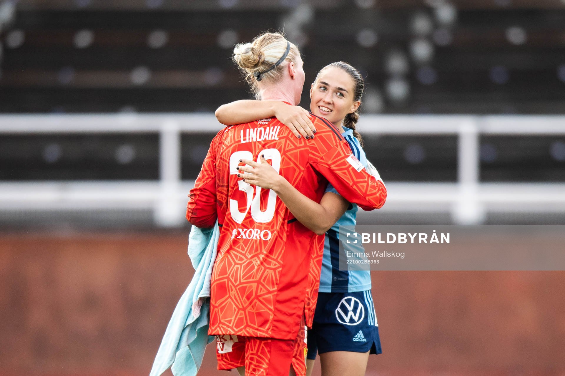 Djurgårdens målvakt Hedvig Lindahl och Lova Lundin jublar