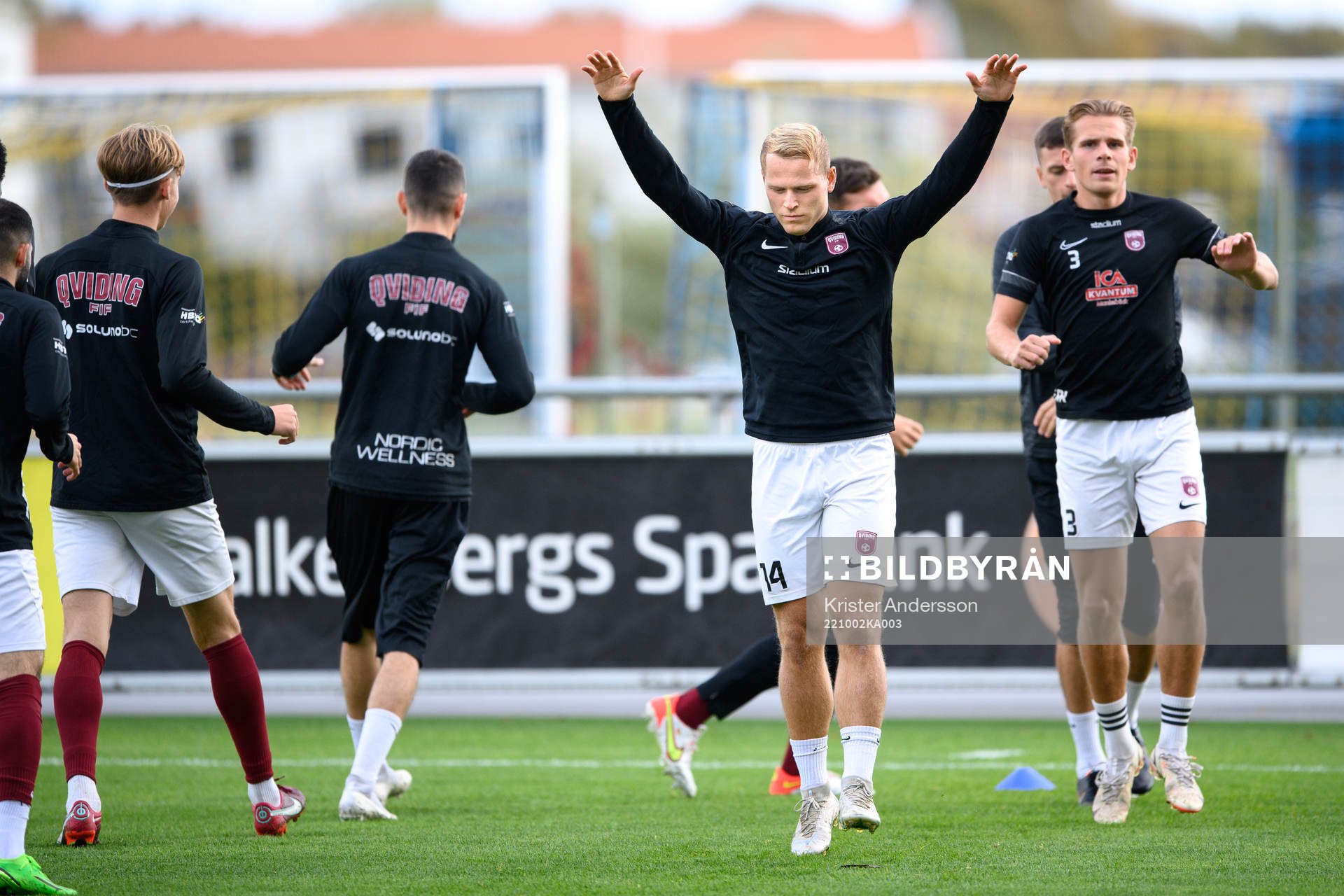 Qvidings Pontus Olsson före fotbollsmatchen i Ettan södra mellan Falkenberg och Qviding den 2 oktober 2022 i Falkenberg. 