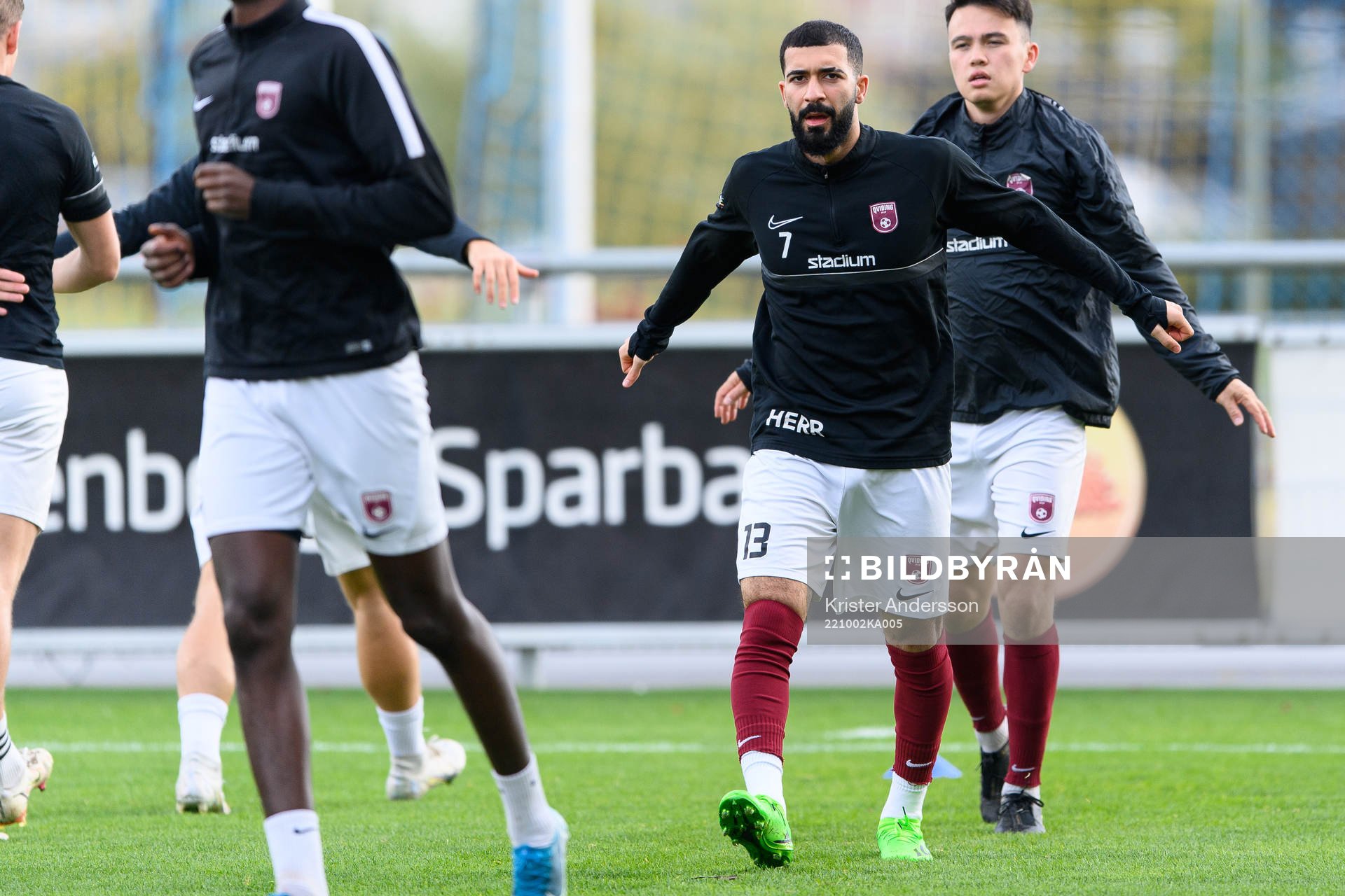 Qvidings Leonardo Farah Shahin före fotbollsmatchen i