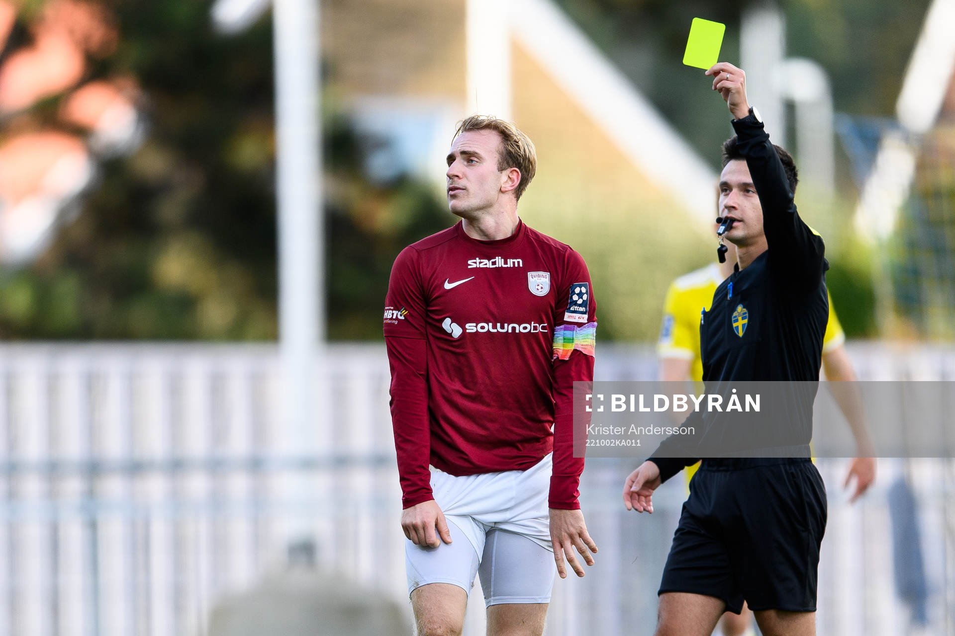 Qvidings Noa Bernhardtz får gult kort av Domare Dino Demo under fotbollsmatchen i Ettan södra mellan Falkenberg och Qviding den 2 oktober 2022 i Falkenberg.