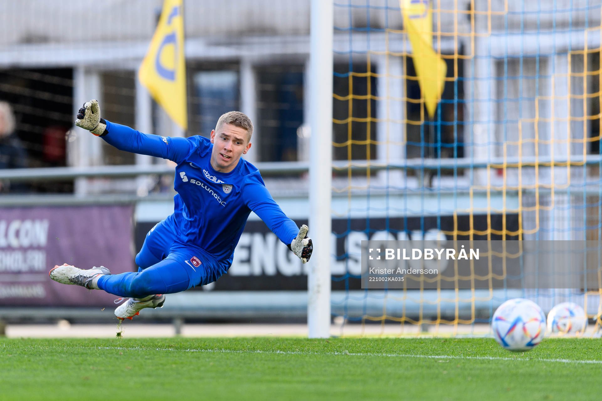 Qvidings målvakt Amar Dzevlan under fotbollsmatchen i Ettan södra mellan Falkenberg och Qviding den 2 oktober 2022 i Falkenberg. 
