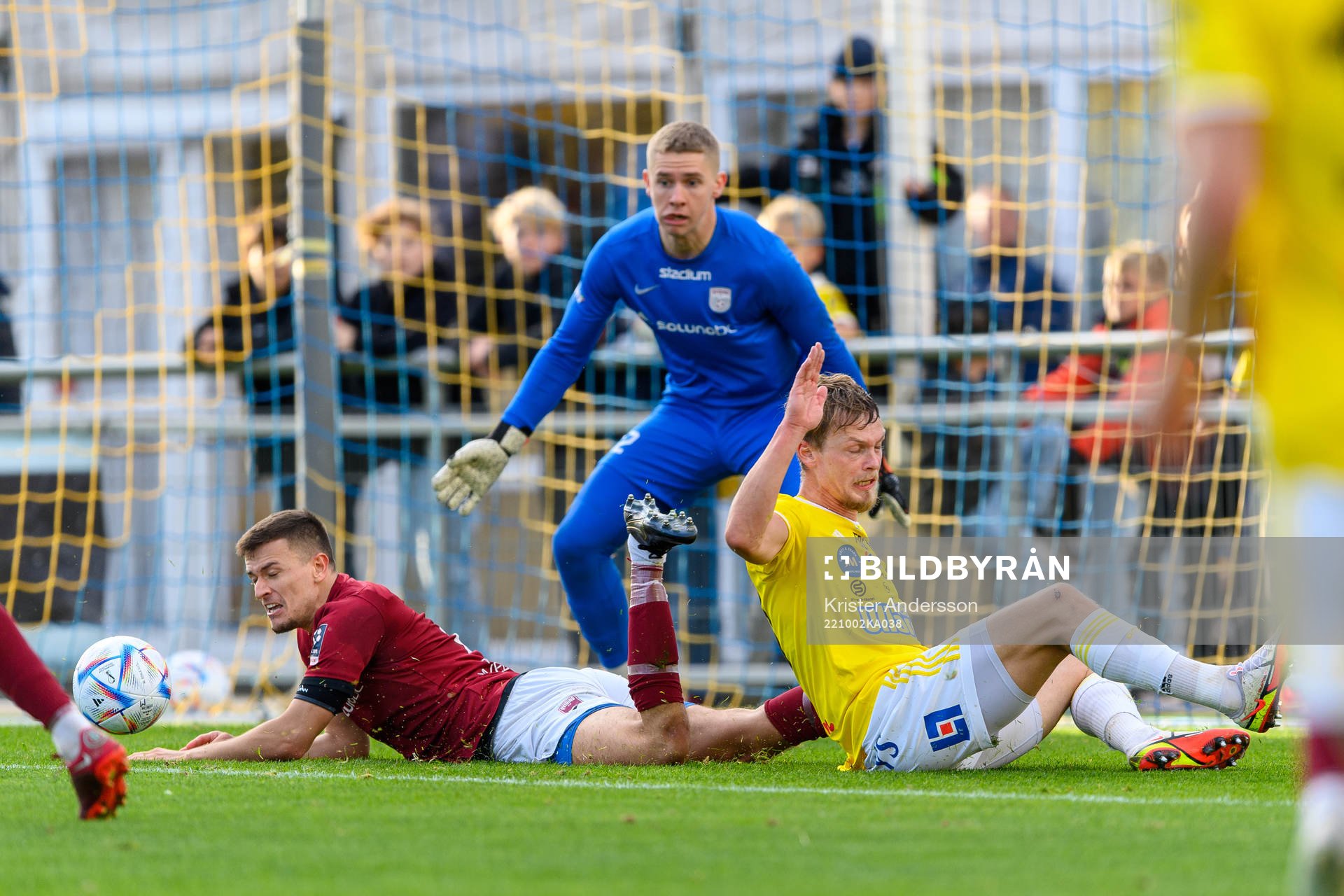Qvidings Rinor Zenulla och Falkenbergs Robin Hofsö under fotbollsmatchen i Ettan södra mellan Falkenberg och Qviding den 2 oktober 2022 i Falkenberg.