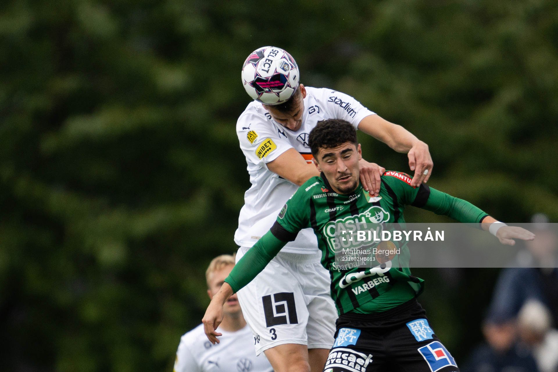 Häckens Johan Hammar och Varbergs Ismet Lushaku