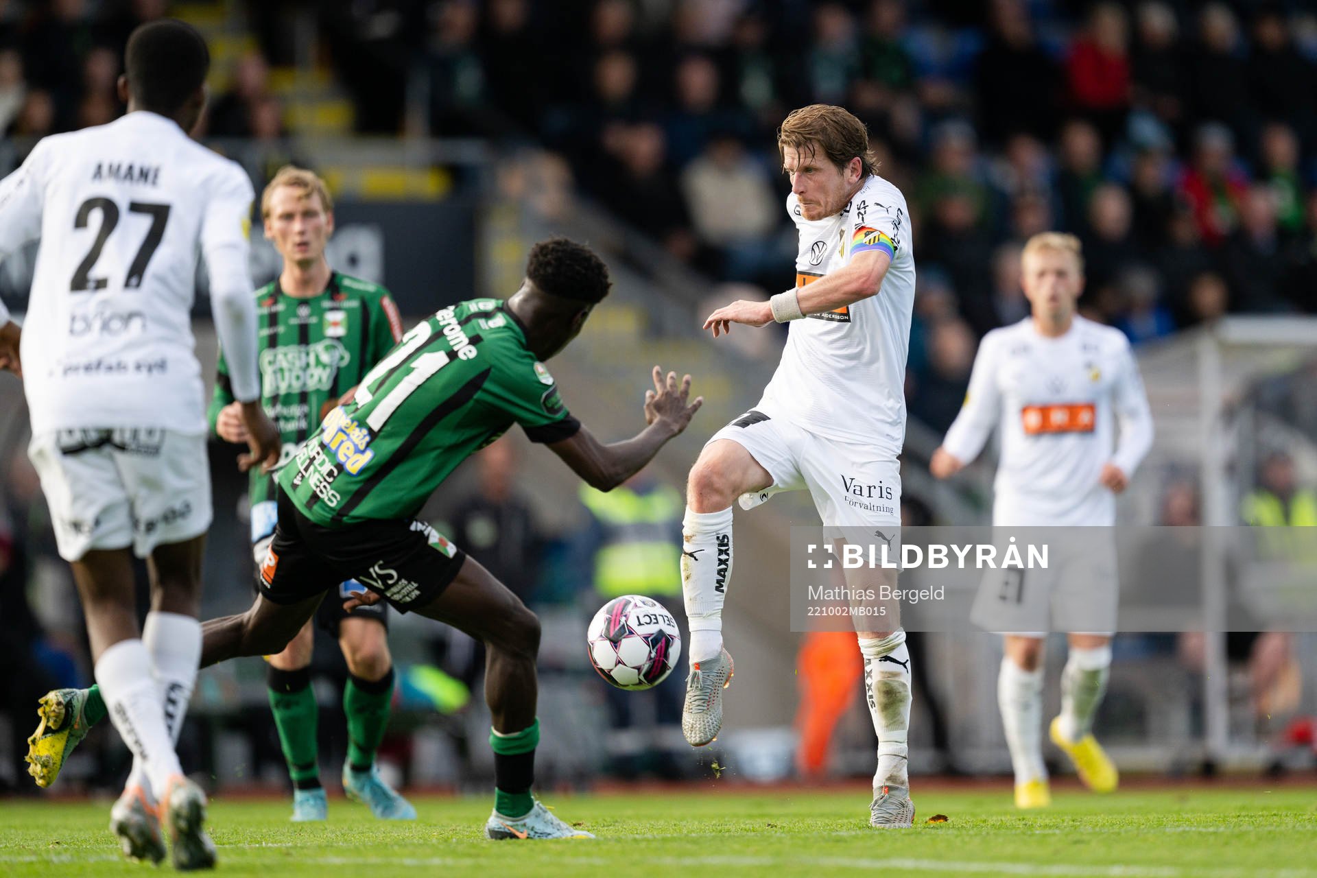 Varbergs Filipe Sisse och Häckens Erik Friberg under fotbollsmatchen i Allsvenskan mellan Varberg och Häcken den 2 oktober 2022 i Varberg. 