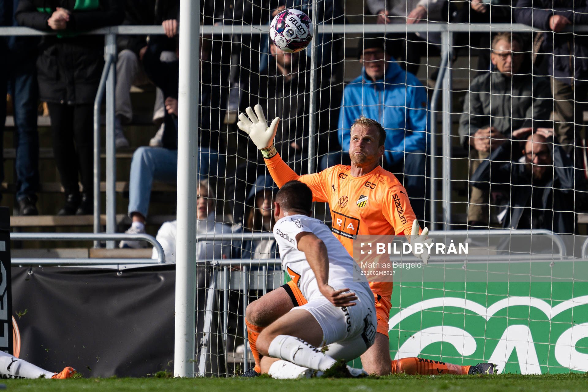 Varbergs Filip Bohman, ej i bild, gör 1-0 bakom Häckens