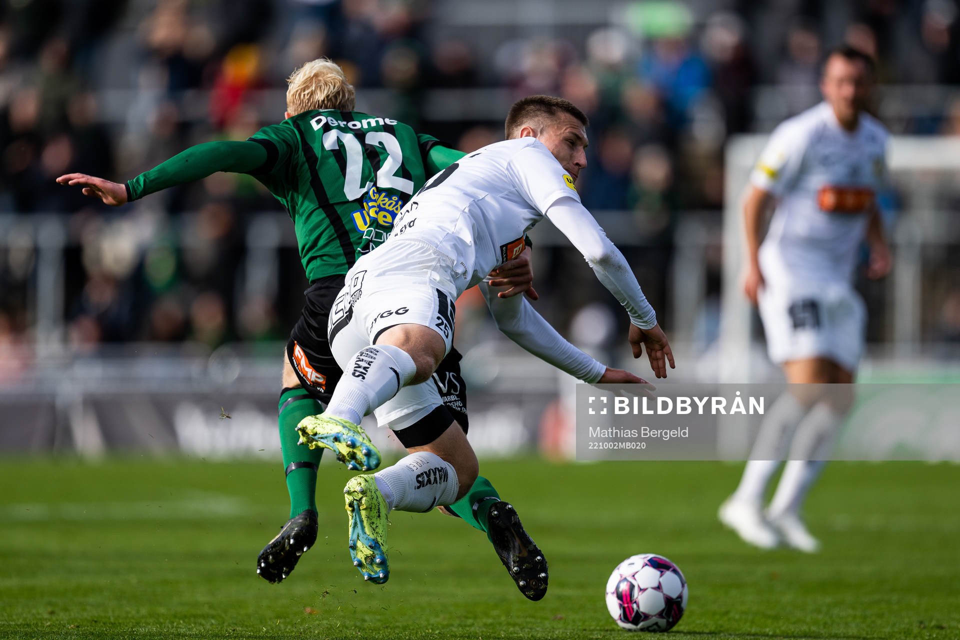 Varbergs Andre Boman och Häckens Kristoffer Lund Hansen under fotbollsmatchen i Allsvenskan mellan Varberg och Häcken den 2 oktober 2022 i Varberg.
