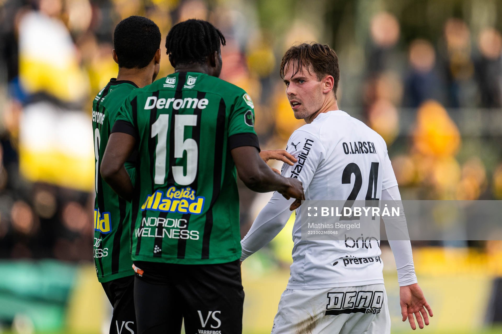 Varbergs Gideon Mensah och Häckens Lars Olden Larsen