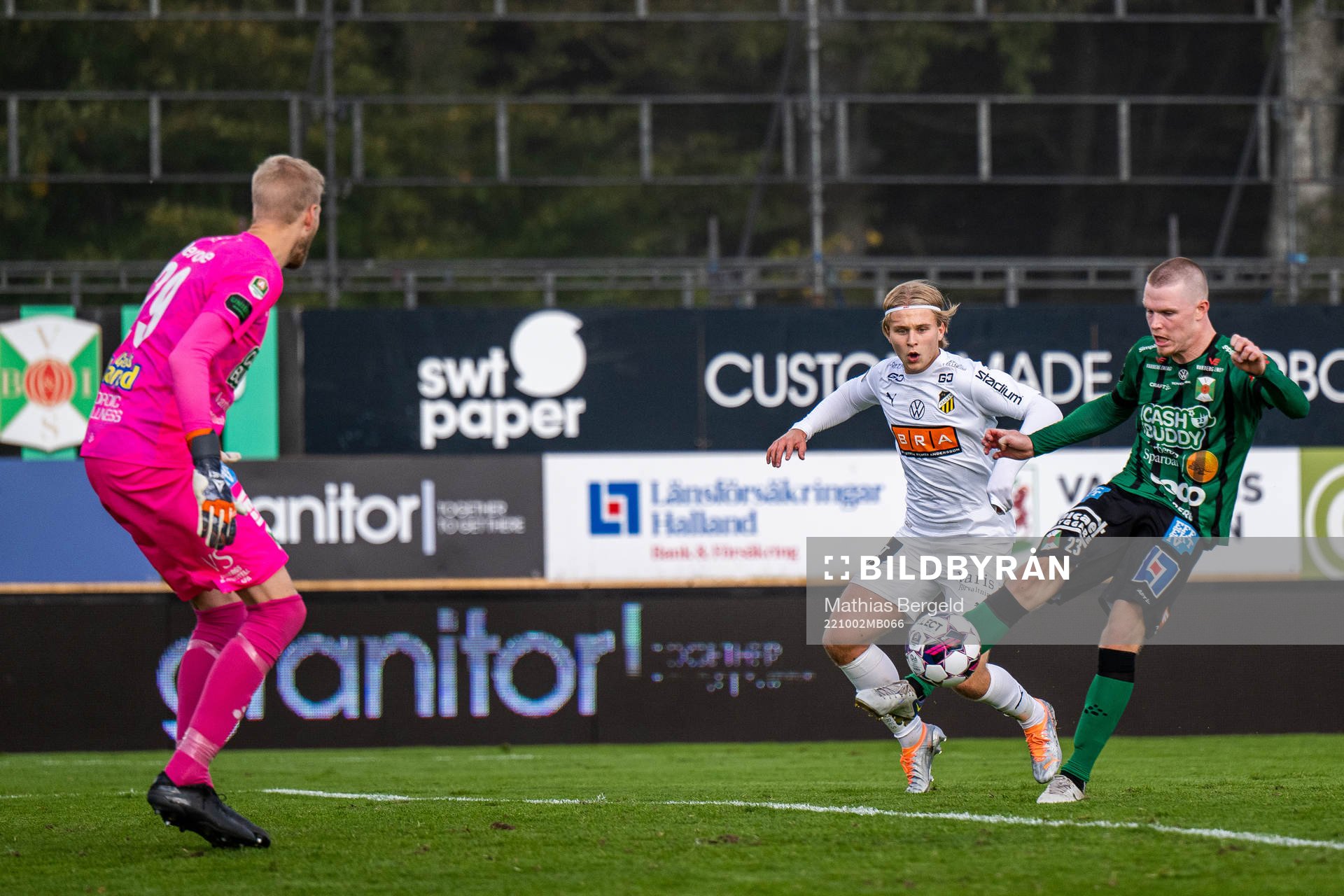 Varbergs målvakt Fredrik Andersson och Anton Liljenbäck i kamp med Häckens William Nilsson under fotbollsmatchen i Allsvenskan mellan Varberg och Häcken den 2 oktober 2022 i Varberg. 