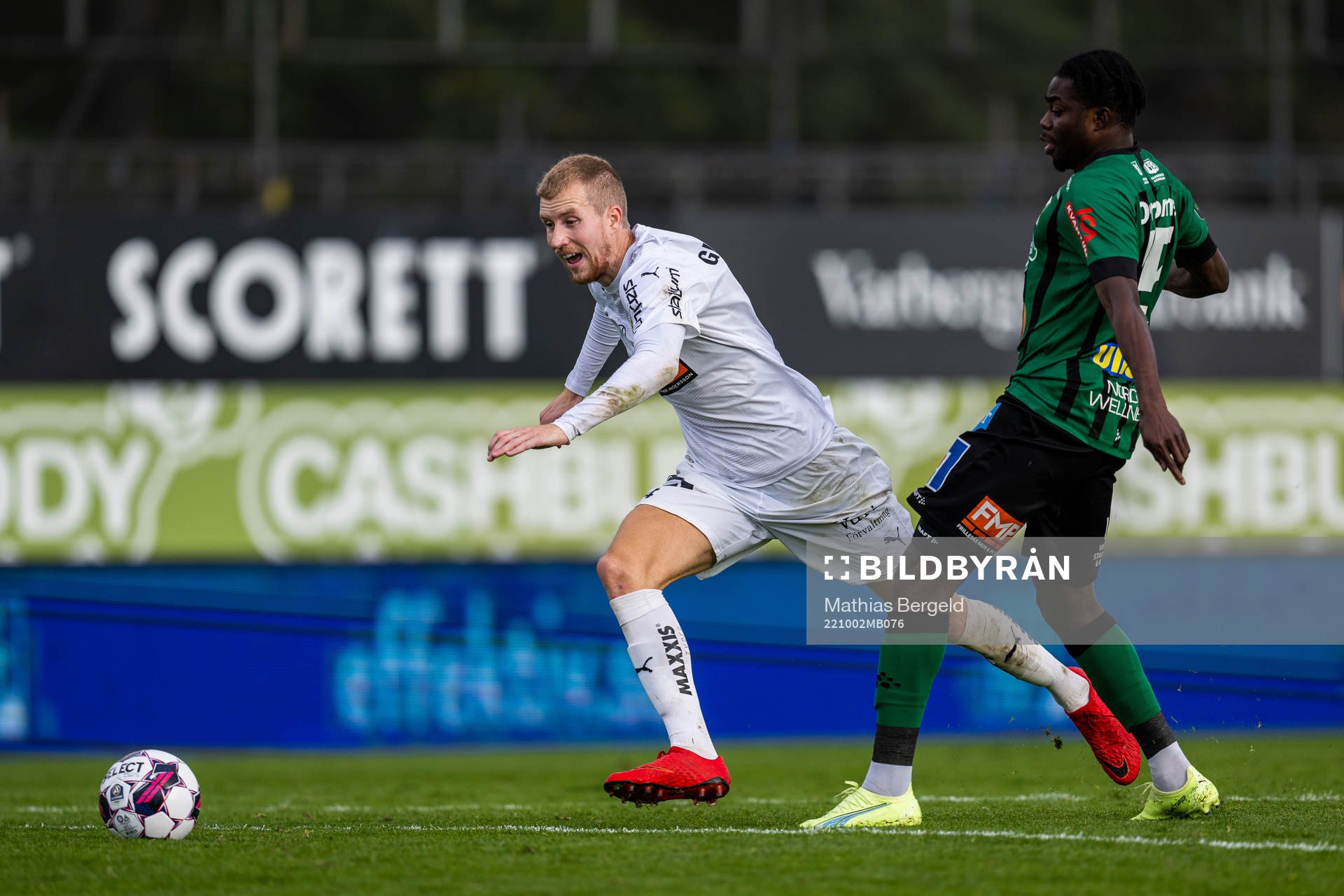 Häckens Simon Gustafson och Varbergs Gideon Mensah