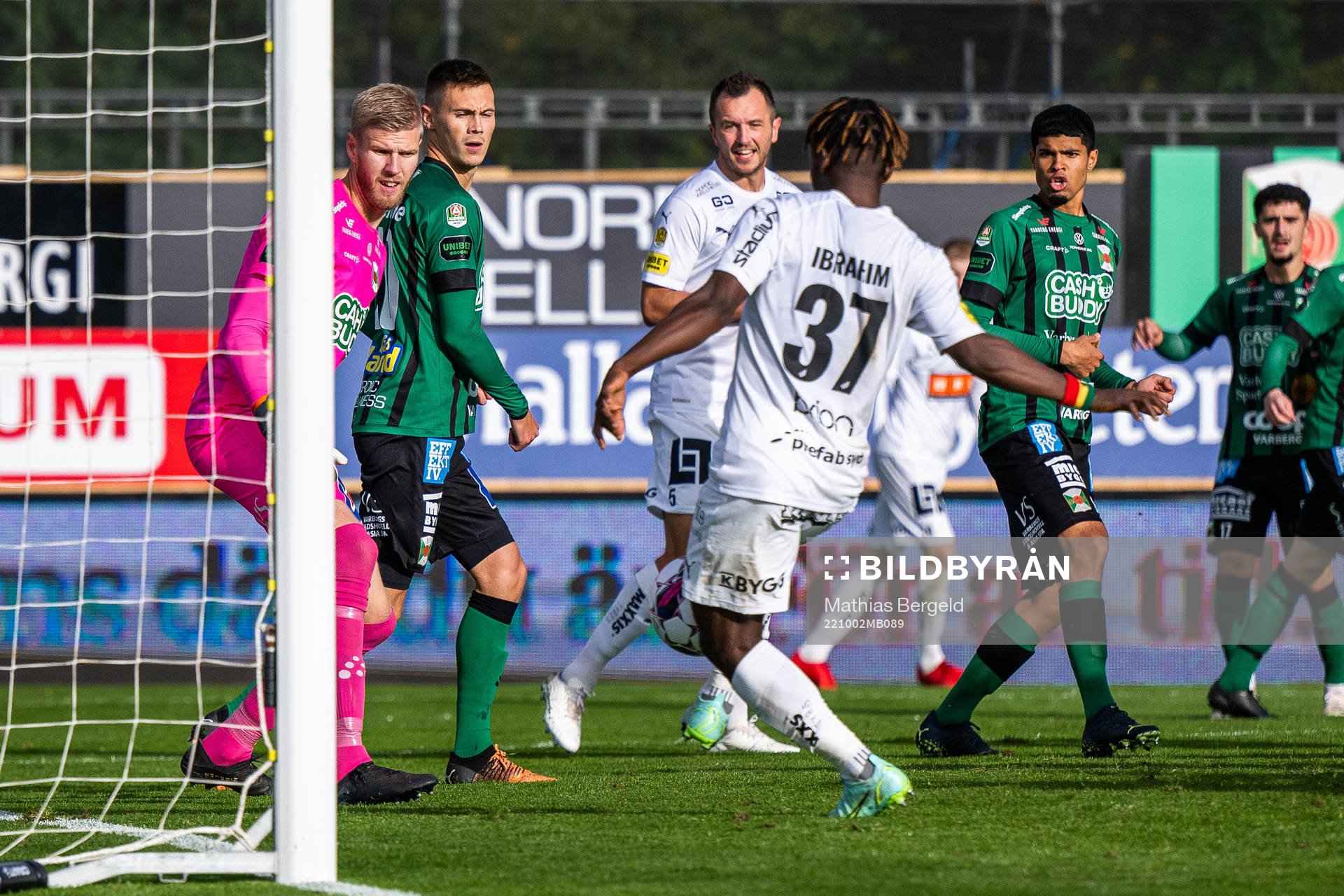 Varbergs målvakt Fredrik Andersson och Tobias Carlsson ser Häckens Ibrahim Sadiq göra 1-1 under fotbollsmatchen i Allsvenskan mellan Varberg och Häcken den 2 oktober 2022 i Varberg.