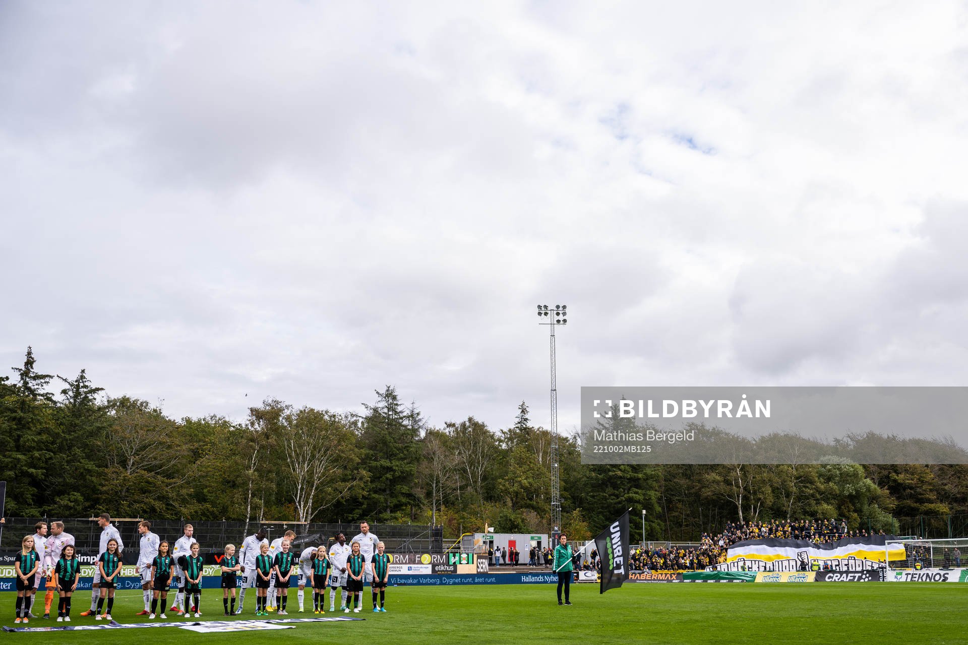 Häckens spelare vid line up inför fotbollsmatchen i Allsvenskan mellan Varberg och Häcken den 2 oktober 2022 i Varberg. 