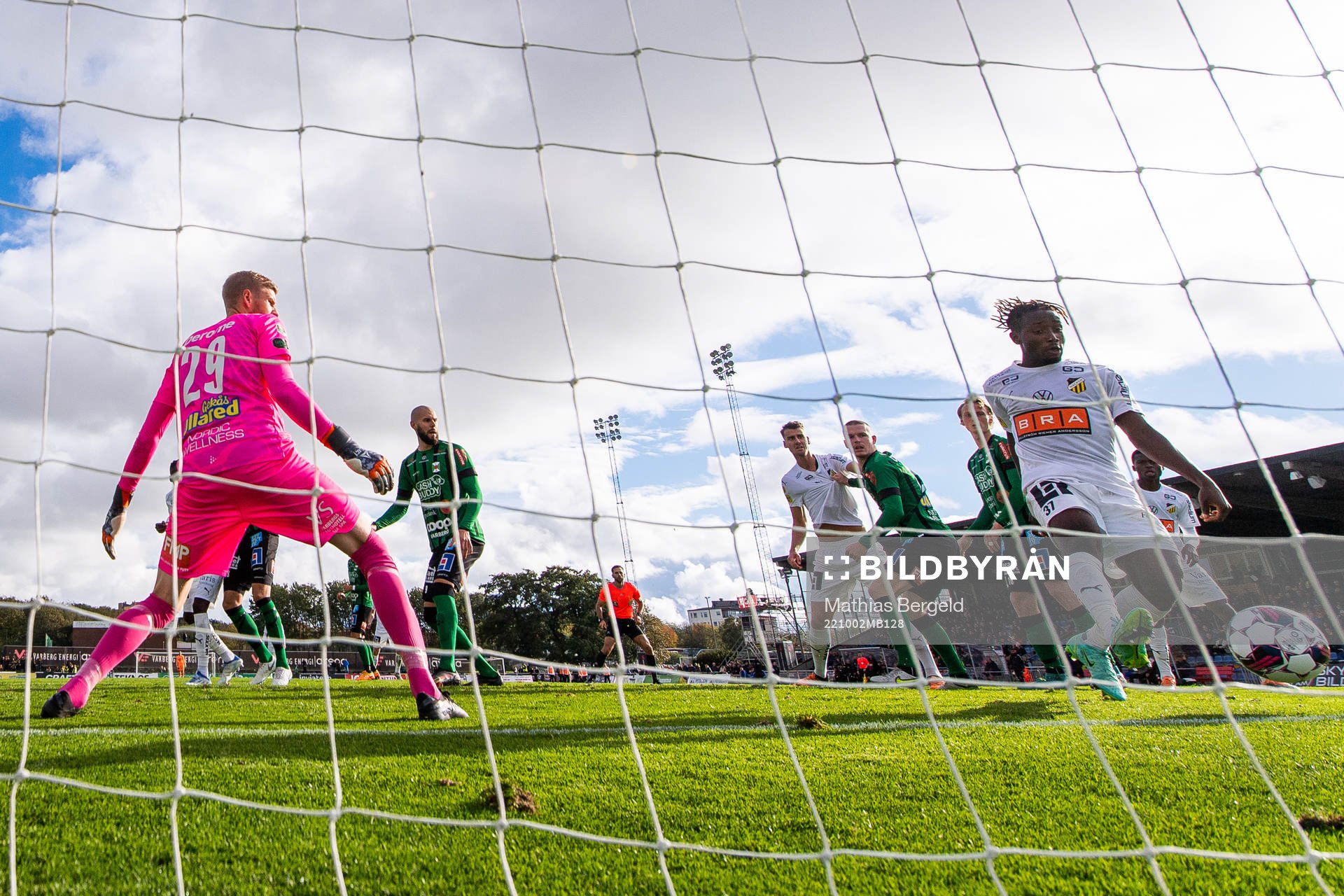 Varbergs målvakt Fredrik Andersson ser Häckens Ibrahim Sadiq göra 1-1 under fotbollsmatchen i Allsvenskan mellan Varberg och Häcken den 2 oktober 2022 i Varberg.
