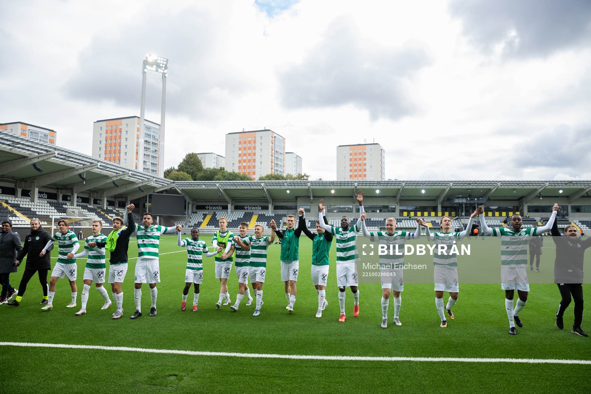 Västerås SKs spelare och ledare jublar