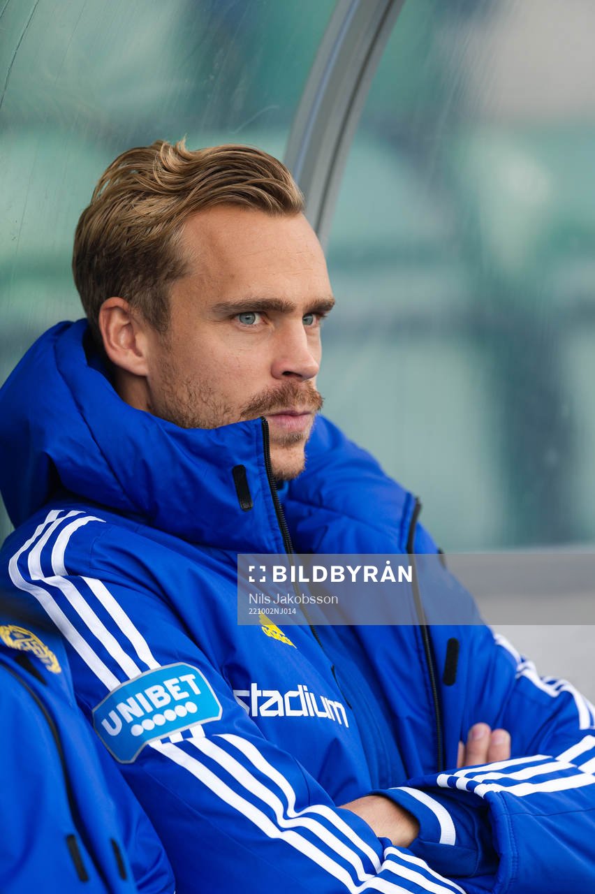 GIF Sundsvalls Pontus Engblom på bänken inför fotbollsmatchen i Allsvenskan mellan GIF Sundsvall och IFK Norrköping den 2 oktober 2022 i Sundsvall.