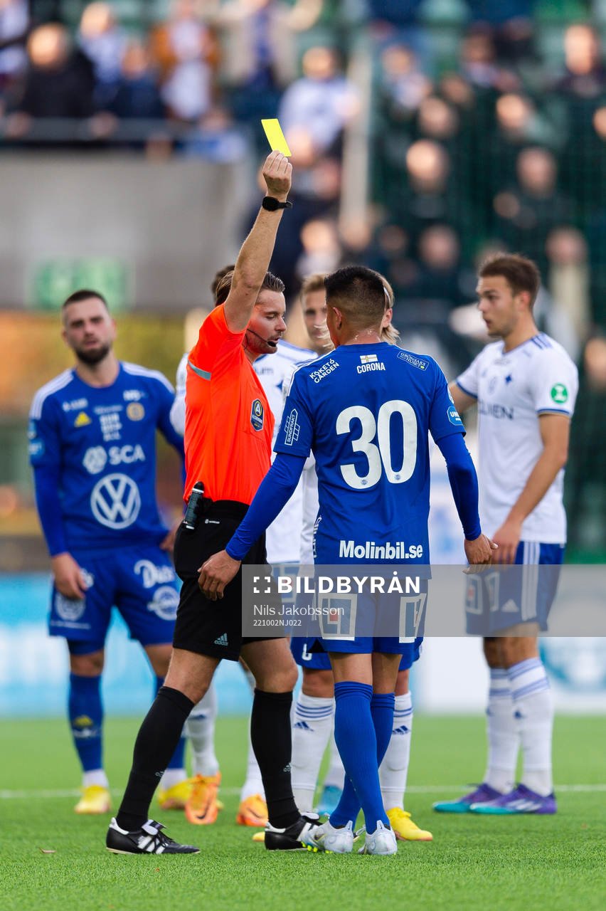 GIF Sundsvalls Joe Corona får en varning av Domare Joakim