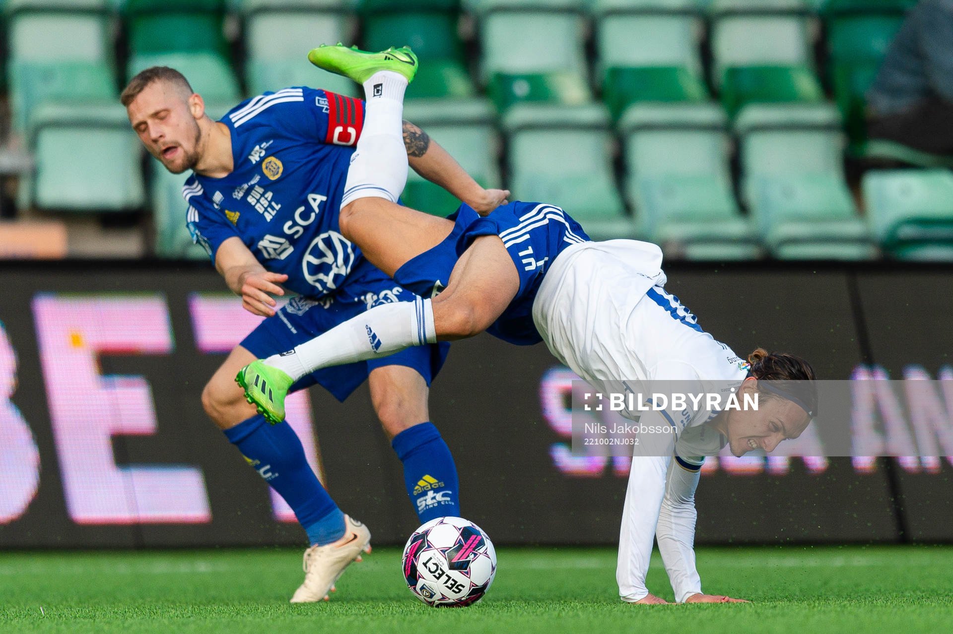 GIF Sundsvalls Erik Andersson och IFK Norrköpings Jonathan Levi under fotbollsmatchen i Allsvenskan mellan GIF Sundsvall och IFK Norrköping den 2 oktober 2022 i Sundsvall.