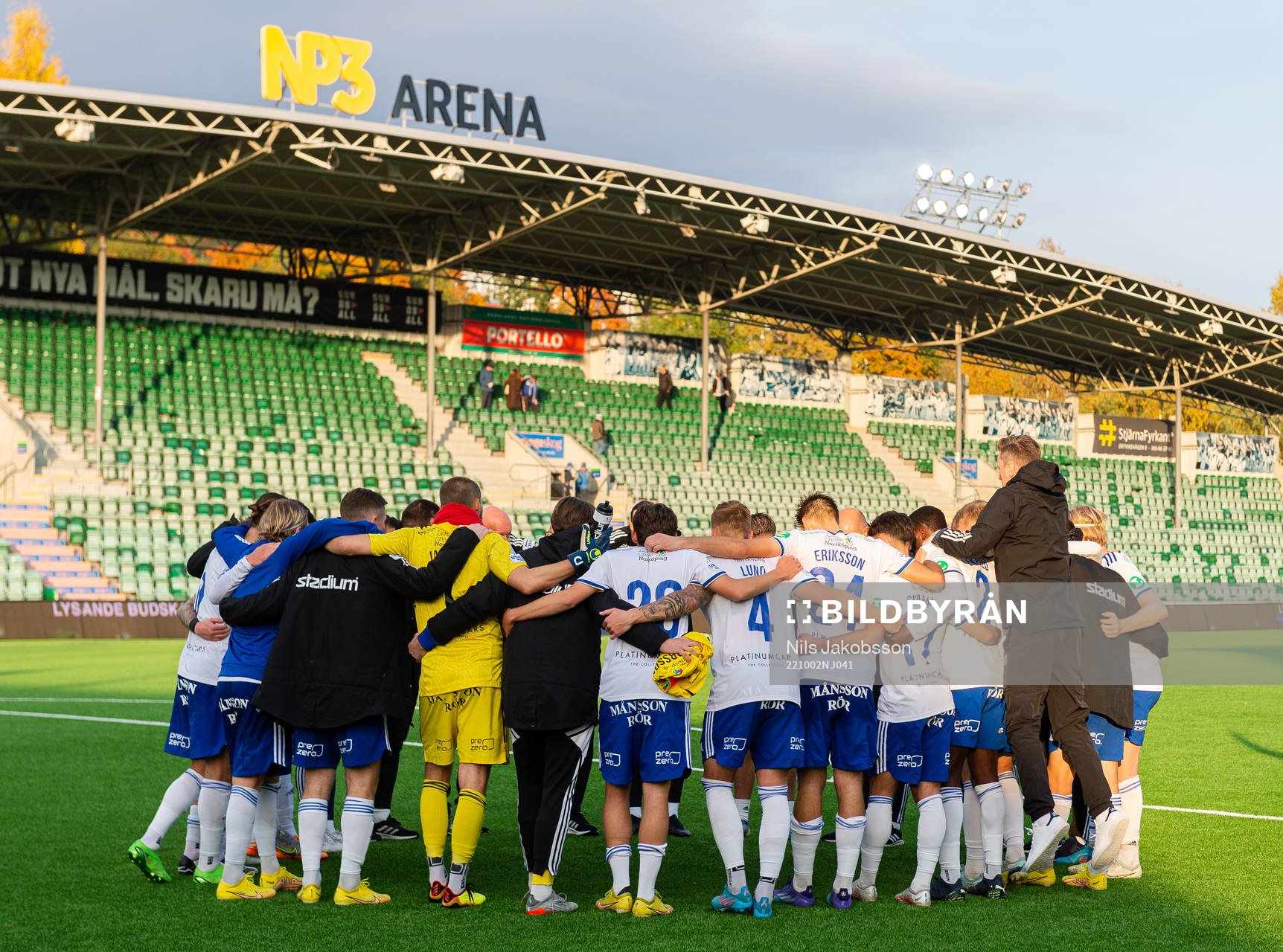 IFK Norrköpings spelare och ledare jublar efter  fotbollsmatchen i Allsvenskan mellan GIF Sundsvall och IFK Norrköping den 2 oktober 2022 i Sundsvall. 