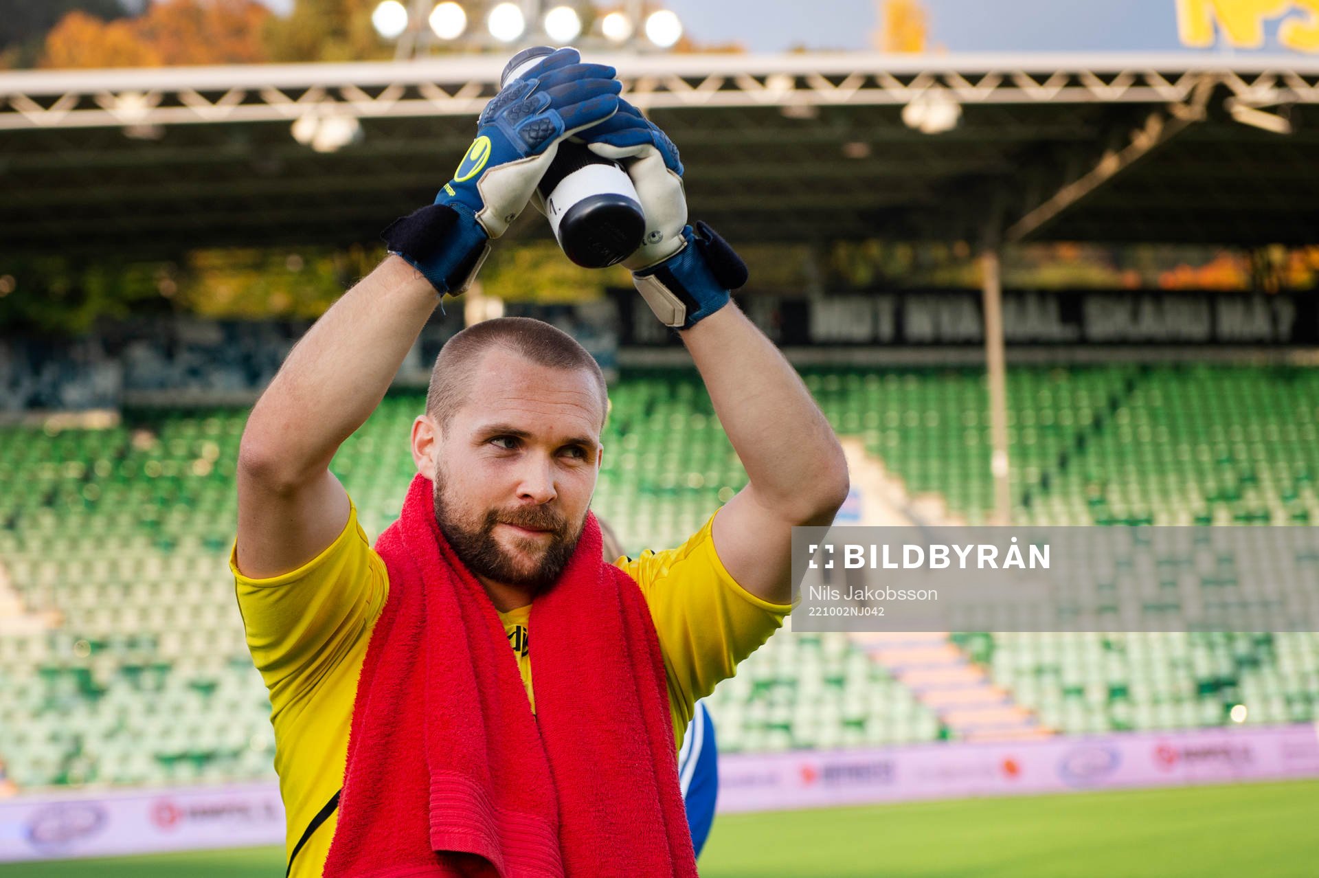 IFK Norrköpings målvakt Oscar Jansson jublar
