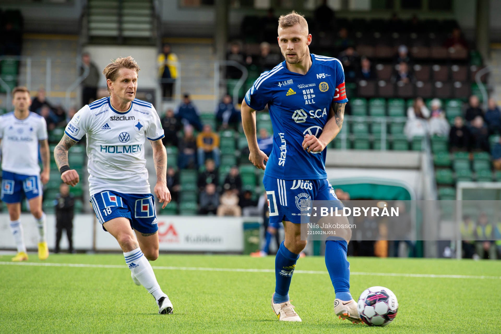 IFK Norrköpings Ari Freyr Skulason och GIF Sundsvalls Erik Andersson under fotbollsmatchen i Allsvenskan mellan GIF Sundsvall och IFK Norrköping den 2 oktober 2022 i Sundsvall.