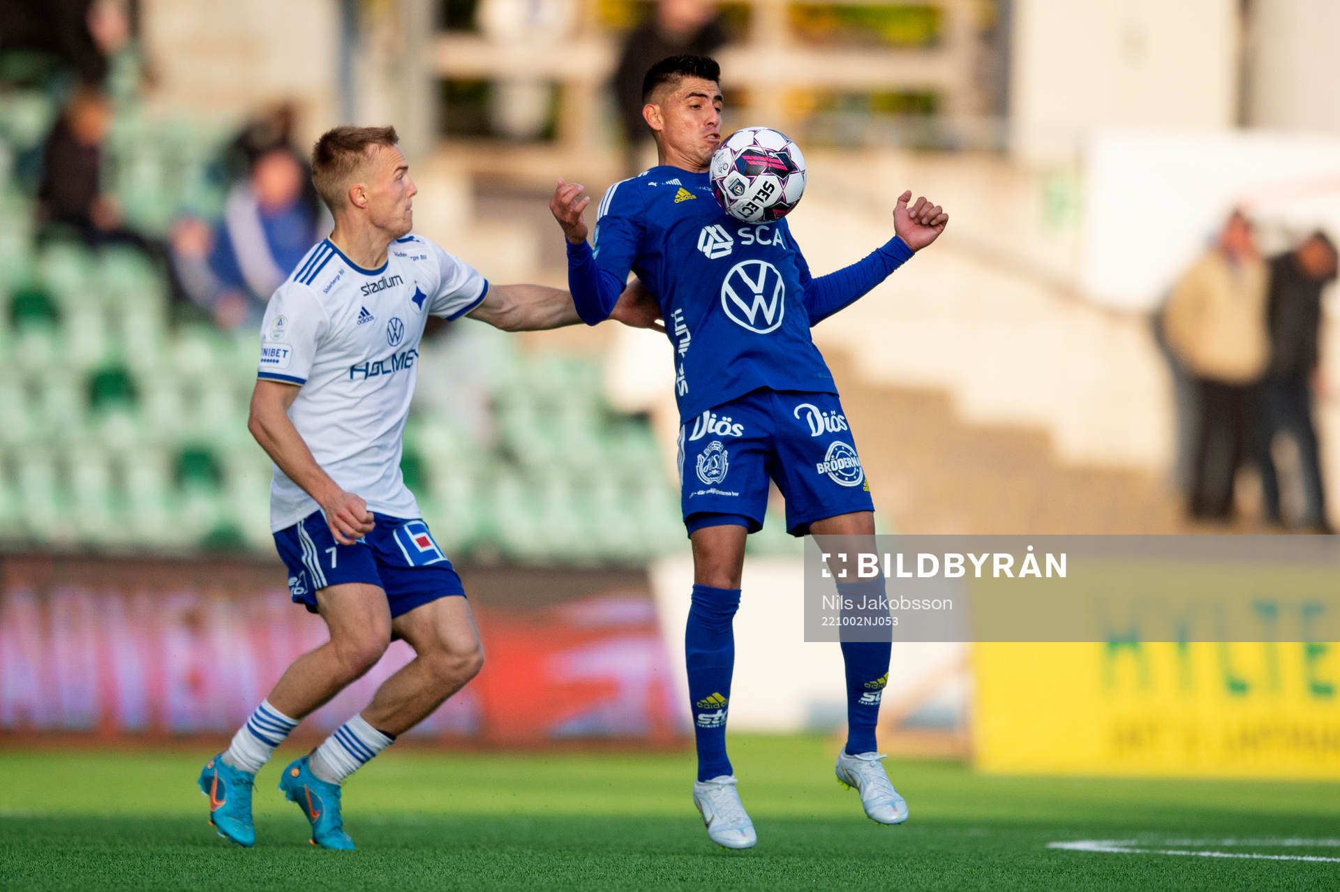 IFK Norrköpings Jacob Ortmark och GIF Sundsvalls Joe Corona under fotbollsmatchen i Allsvenskan mellan GIF Sundsvall och IFK Norrköping den 2 oktober 2022 i Sundsvall.