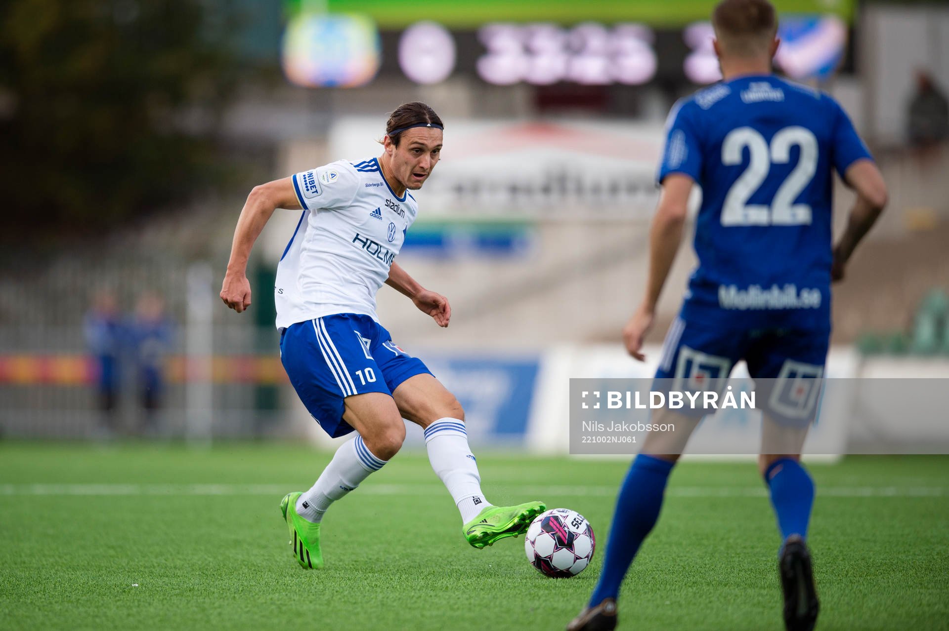 IFK Norrköpings Jonathan Levi slår en boll i djupled
