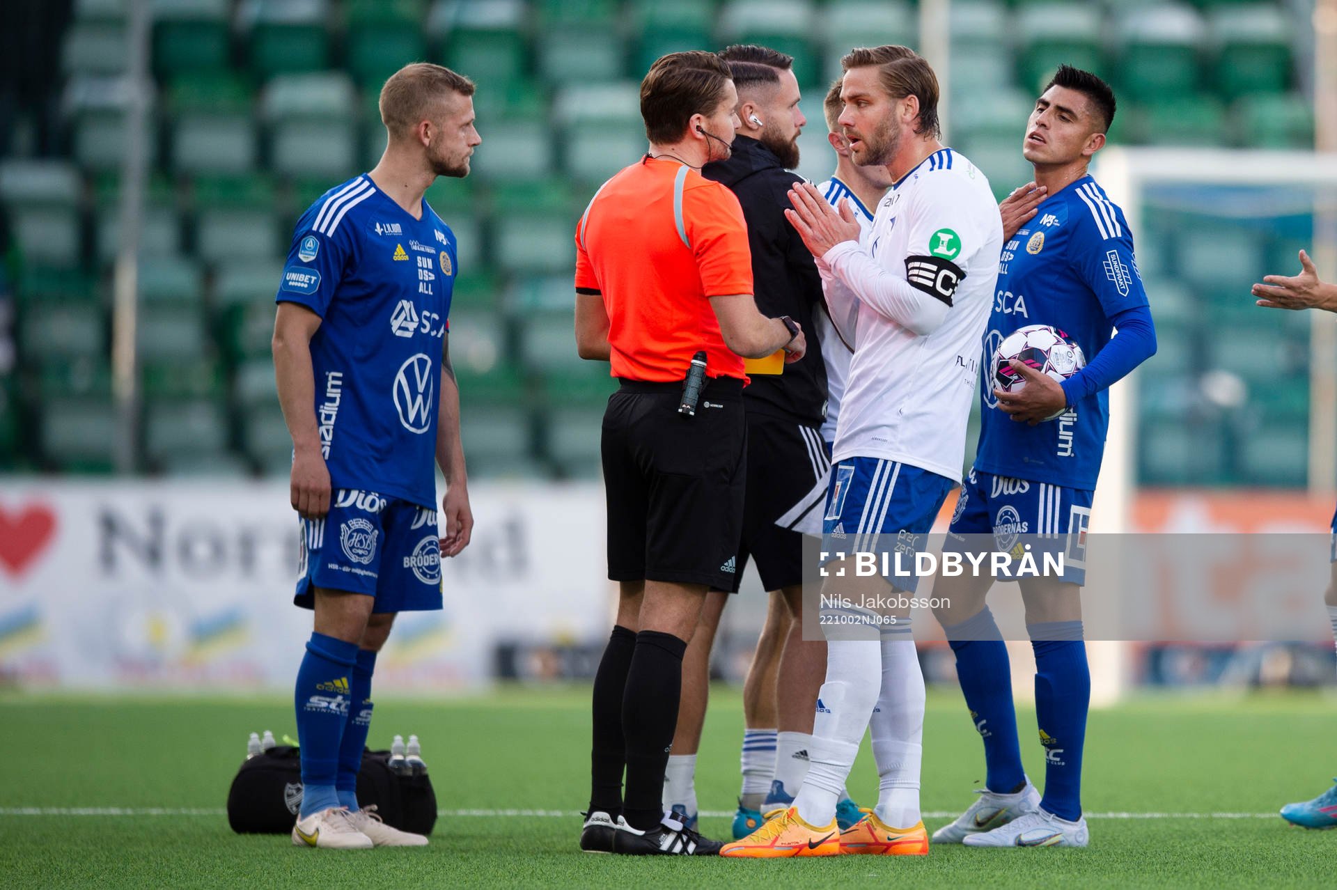 IFK Norrköpings Christoffer Nyman pratar med domare Joakim