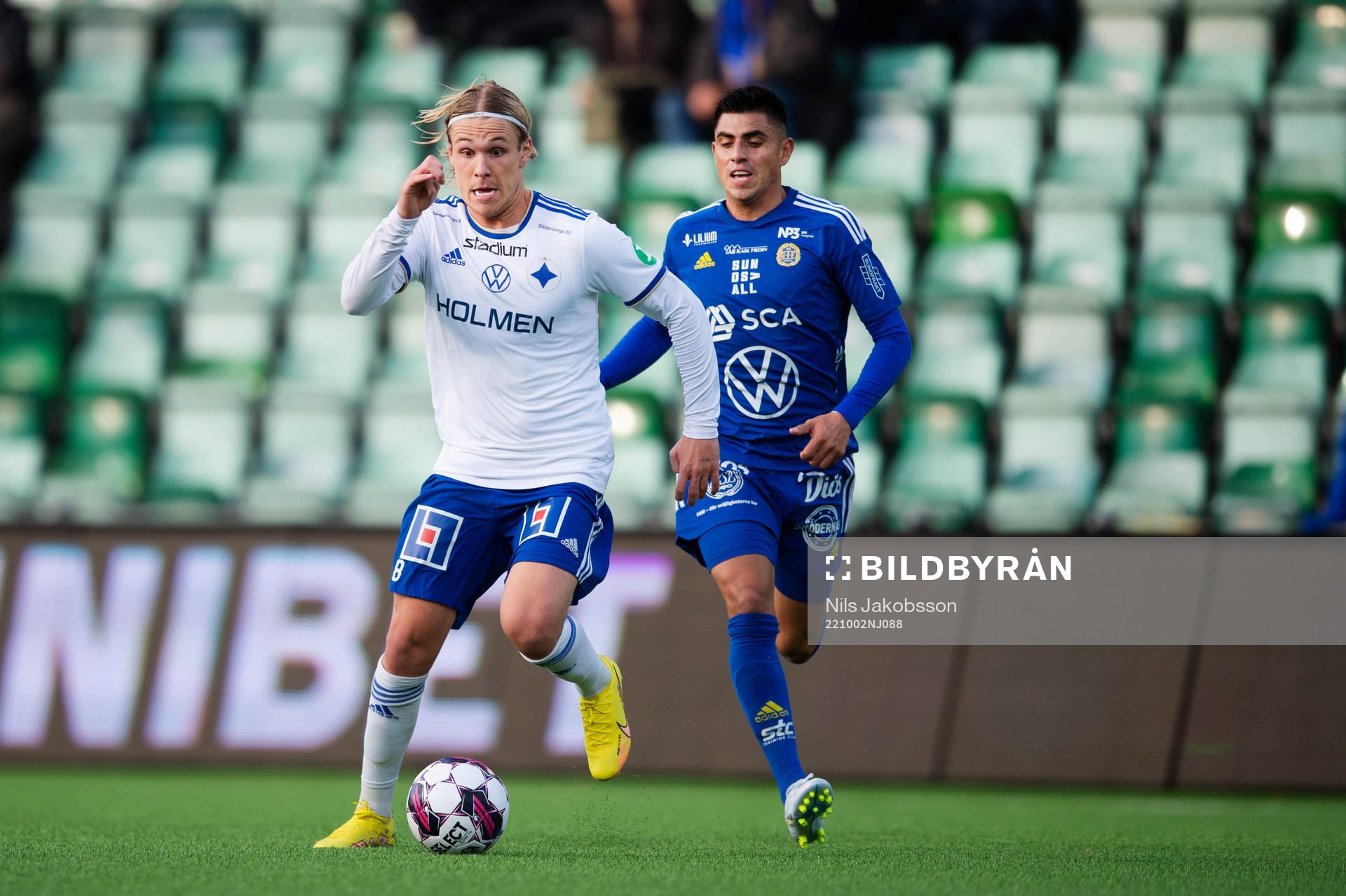 IFK Norrköpings Arnor Sigurdsson och GIF Sundsvalls Joe Corona under fotbollsmatchen i Allsvenskan mellan GIF Sundsvall och IFK Norrköping den 2 oktober 2022 i Sundsvall. 