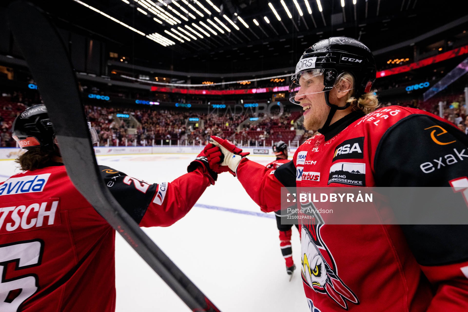 Malmö Redhawks Marcus Sylvegård jublar i båset