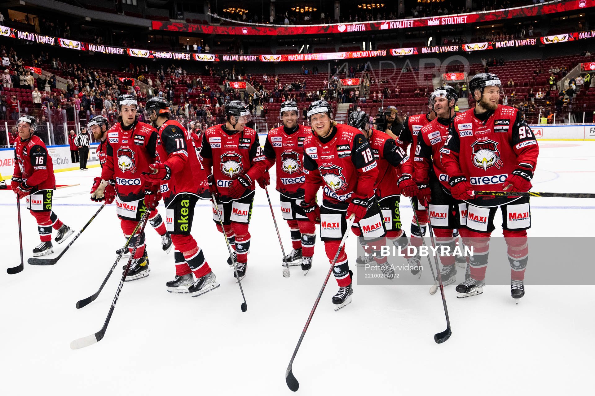 Malmö Redhawks spelare med Marcus Sylvegård (m) jublar