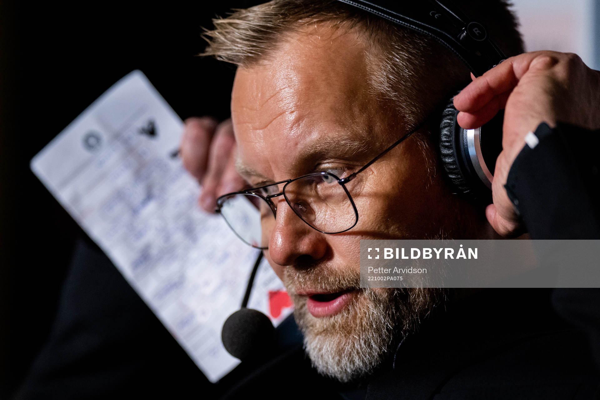 Brynäs tränare Mikko Manner blir intervjuad