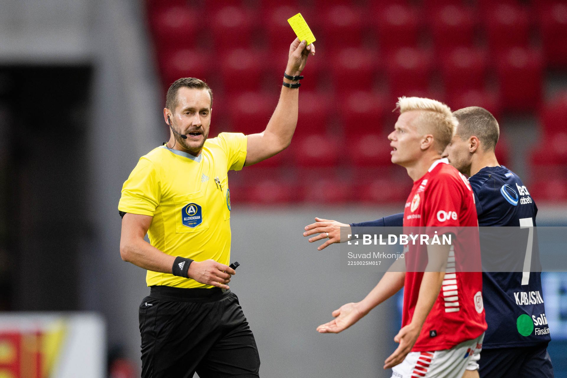 Domare Victor Wolf och Helsingborgs Arian Kabashi