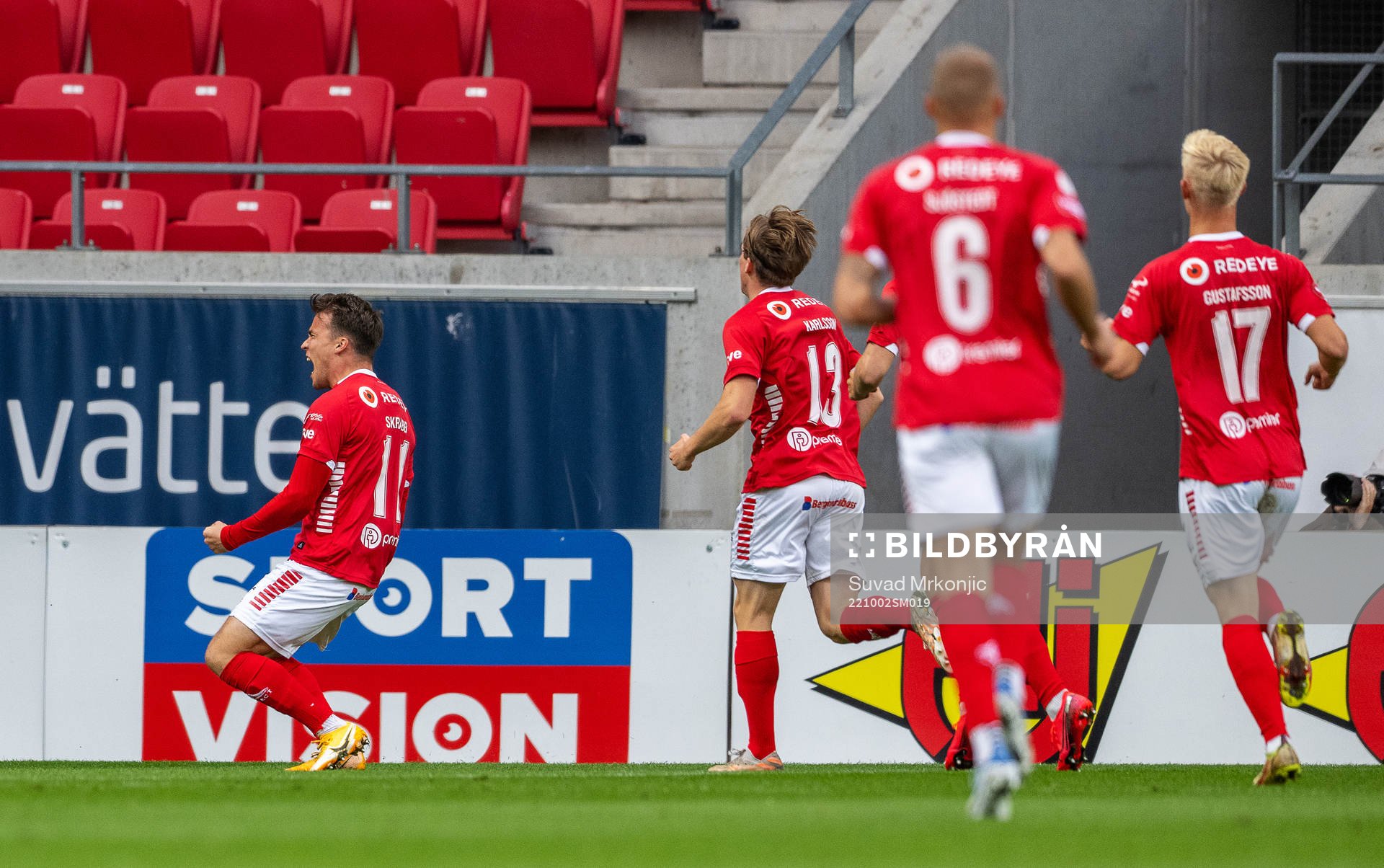 Kalmars Simon Skrabb jublar med lagkamrater