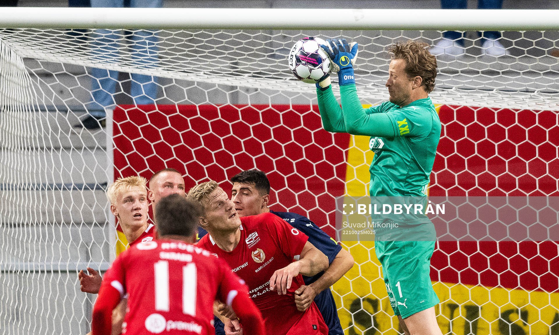 Kalmars Lars Saetra och Helsingborgs målvakt Anders