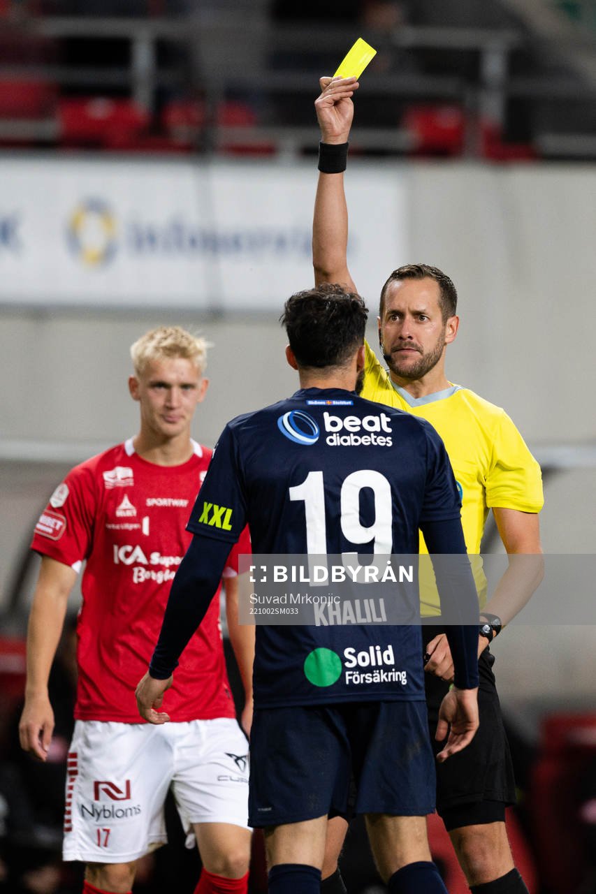 Helsingborgs Abdul Rahman Khalili får en varning av Domare