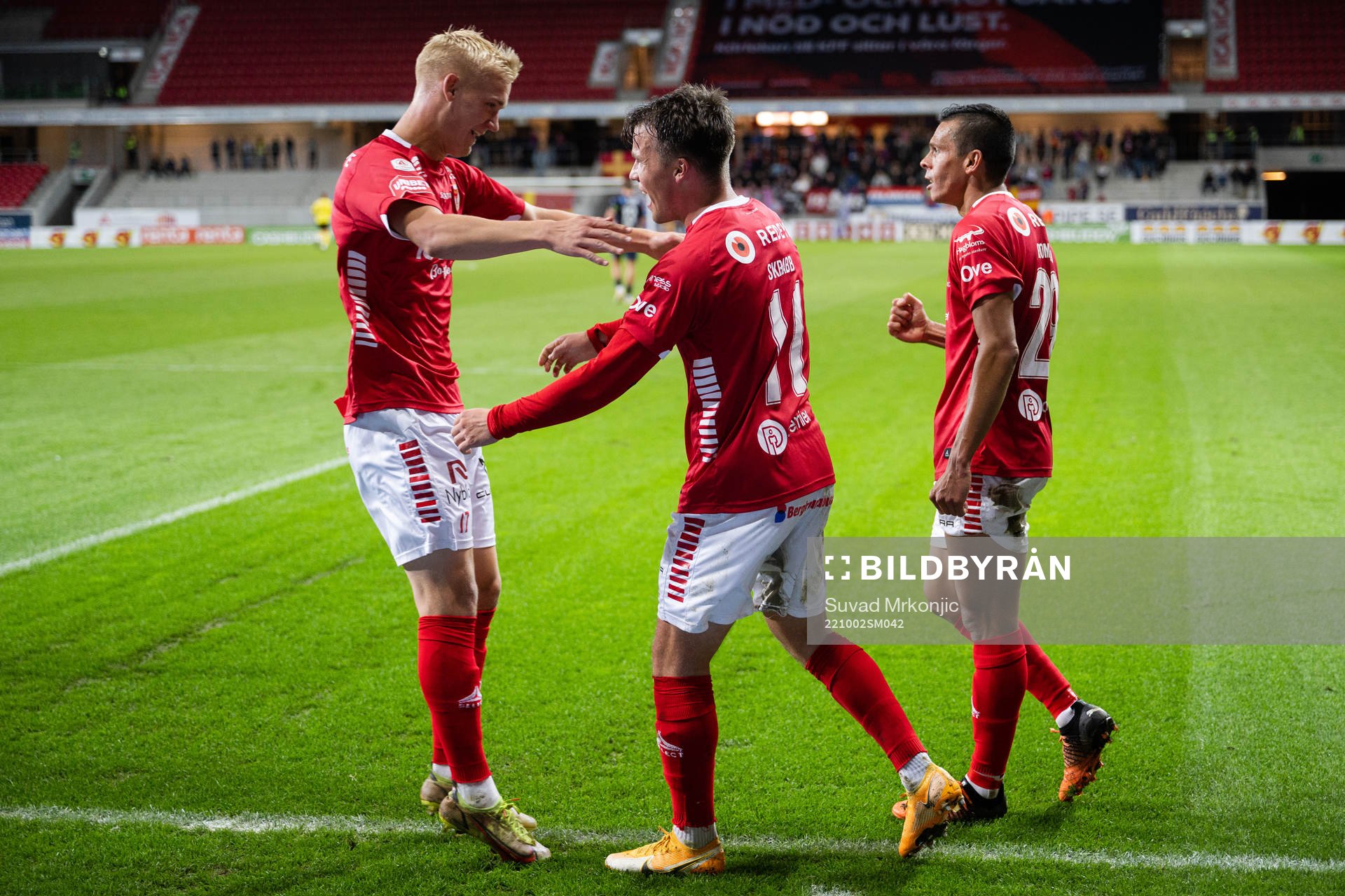 Kalmars Simon Skrabb jublar med Carl Gustafsson och Romario
