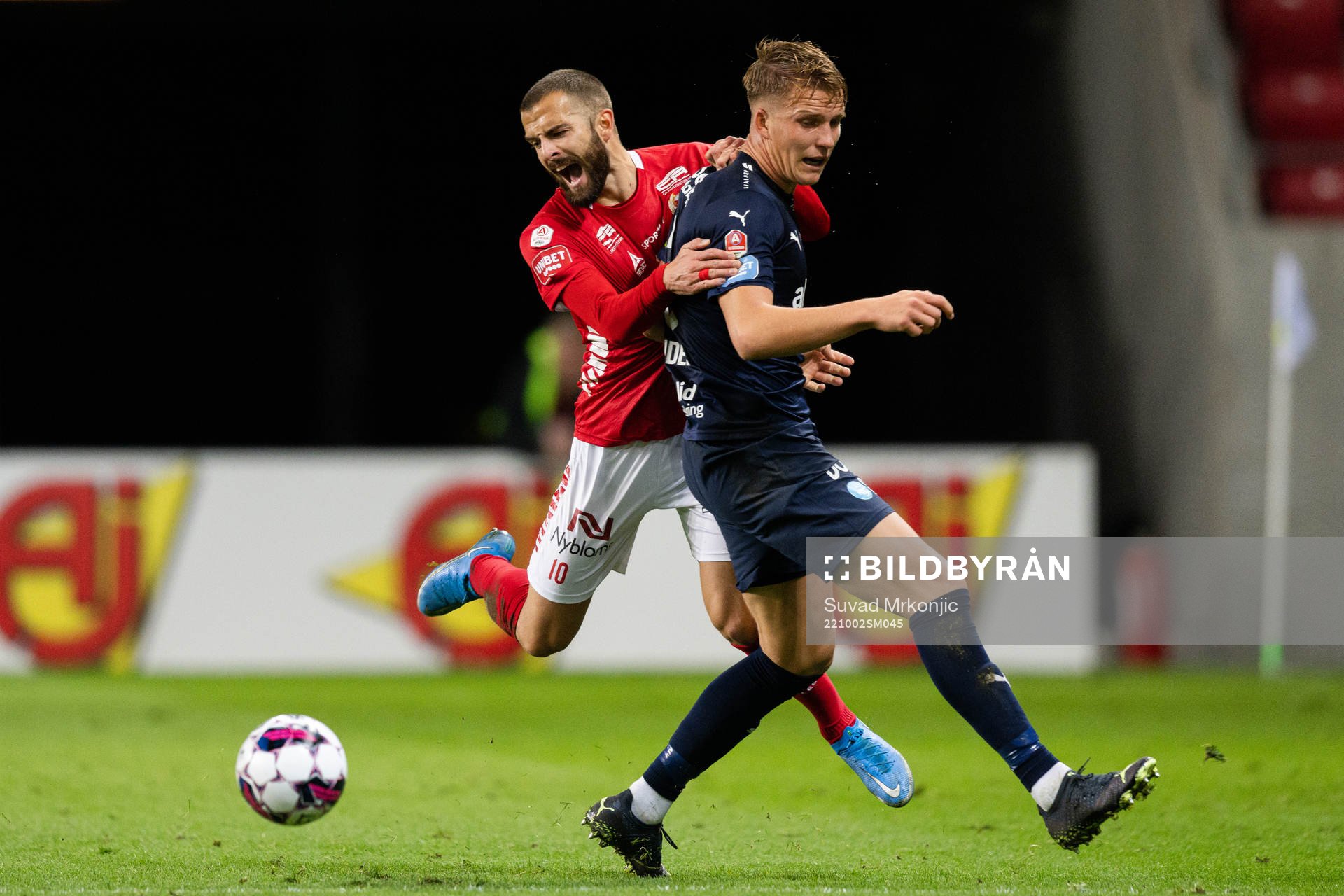 Kalmars Filip Sachpekidis och Helsingborgs Casper Widell under fotbollsmatchen i Allsvenskan mellan Kalmar och Helsingborg den 2 oktober 2022 i Kalmar.