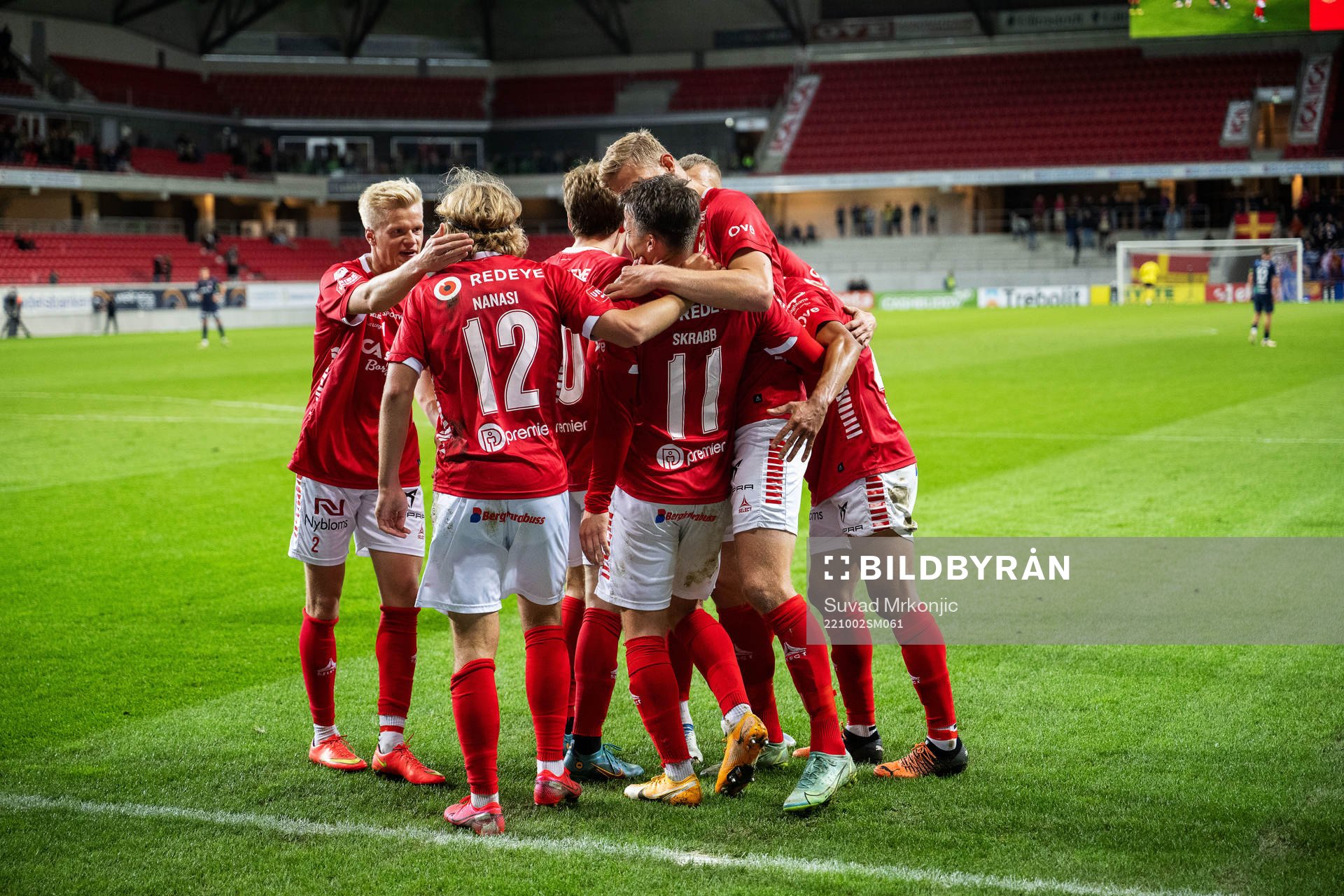 Kalmars Simon Skrabb jublar med lagkamrater